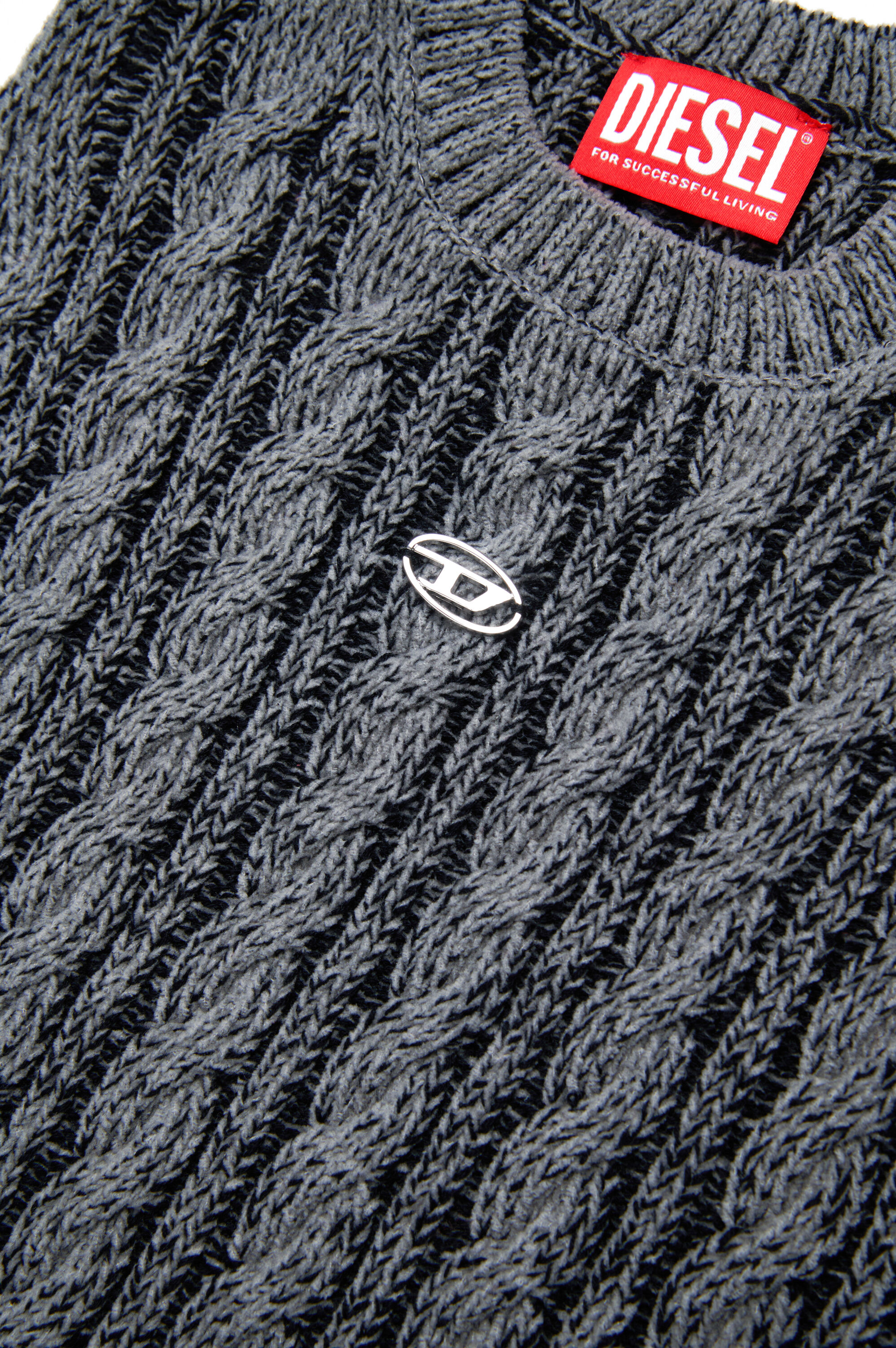 Diesel - KMPANAS, Donna Gilet in maglia a trecce bicolore in Nero - Image 4
