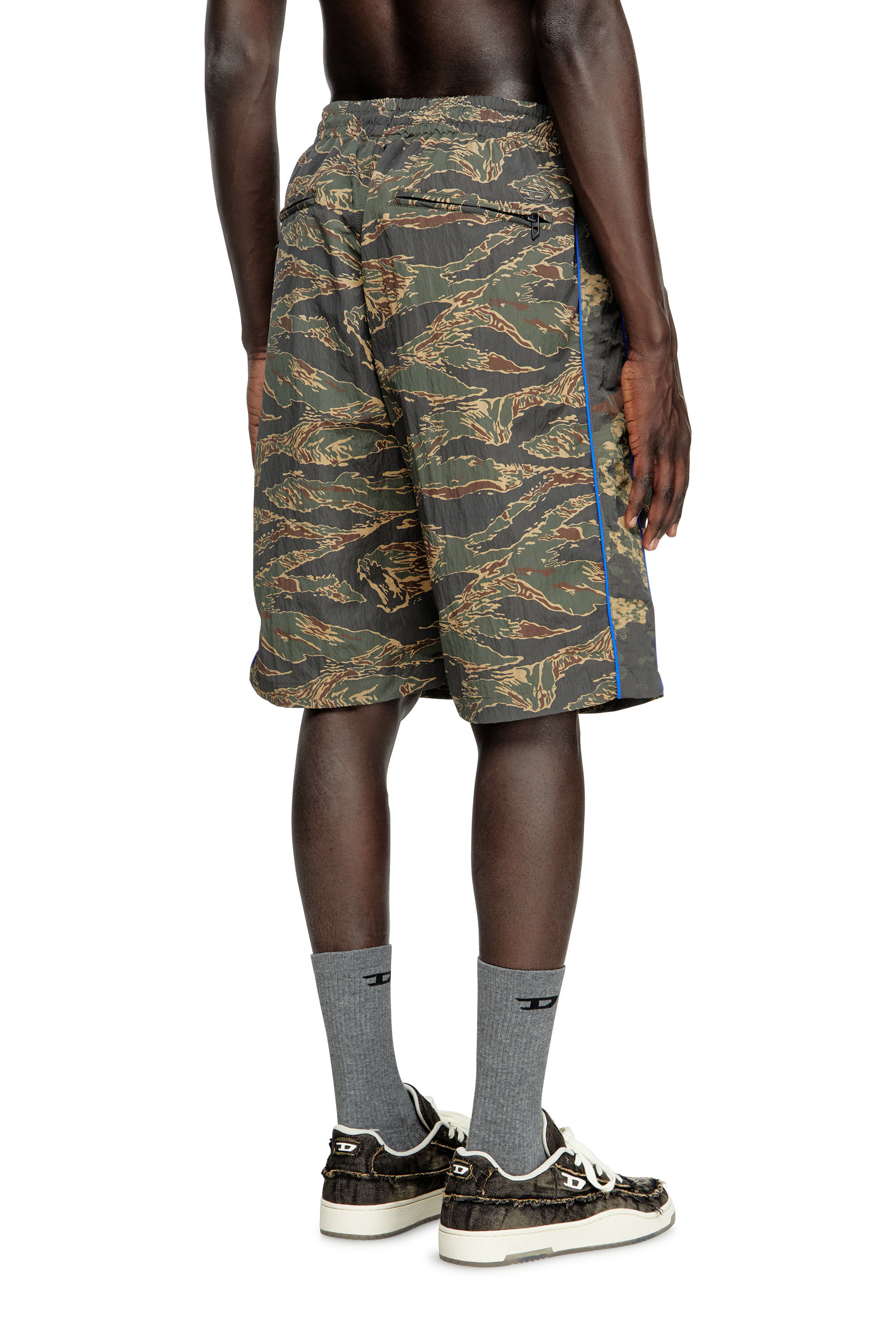 Diesel - P-RAMOS-SHORT-EPBW, Short cargo con stampe camouflage Uomo in Verde - 4