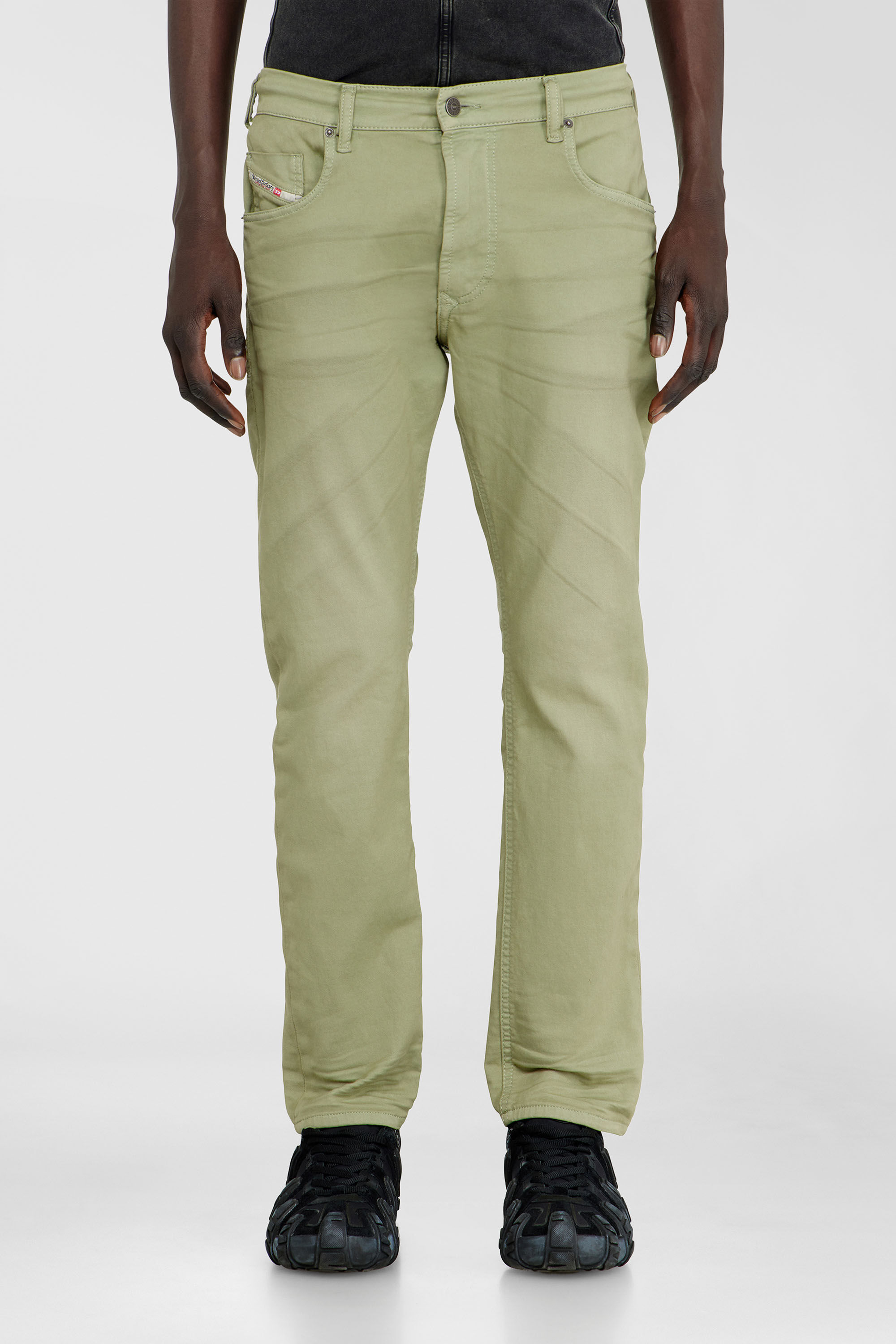 Diesel - Regular 2032 D-Krooley-BW Joggjeans&reg; 0670M Uomo, Verde Oliva - Image 2