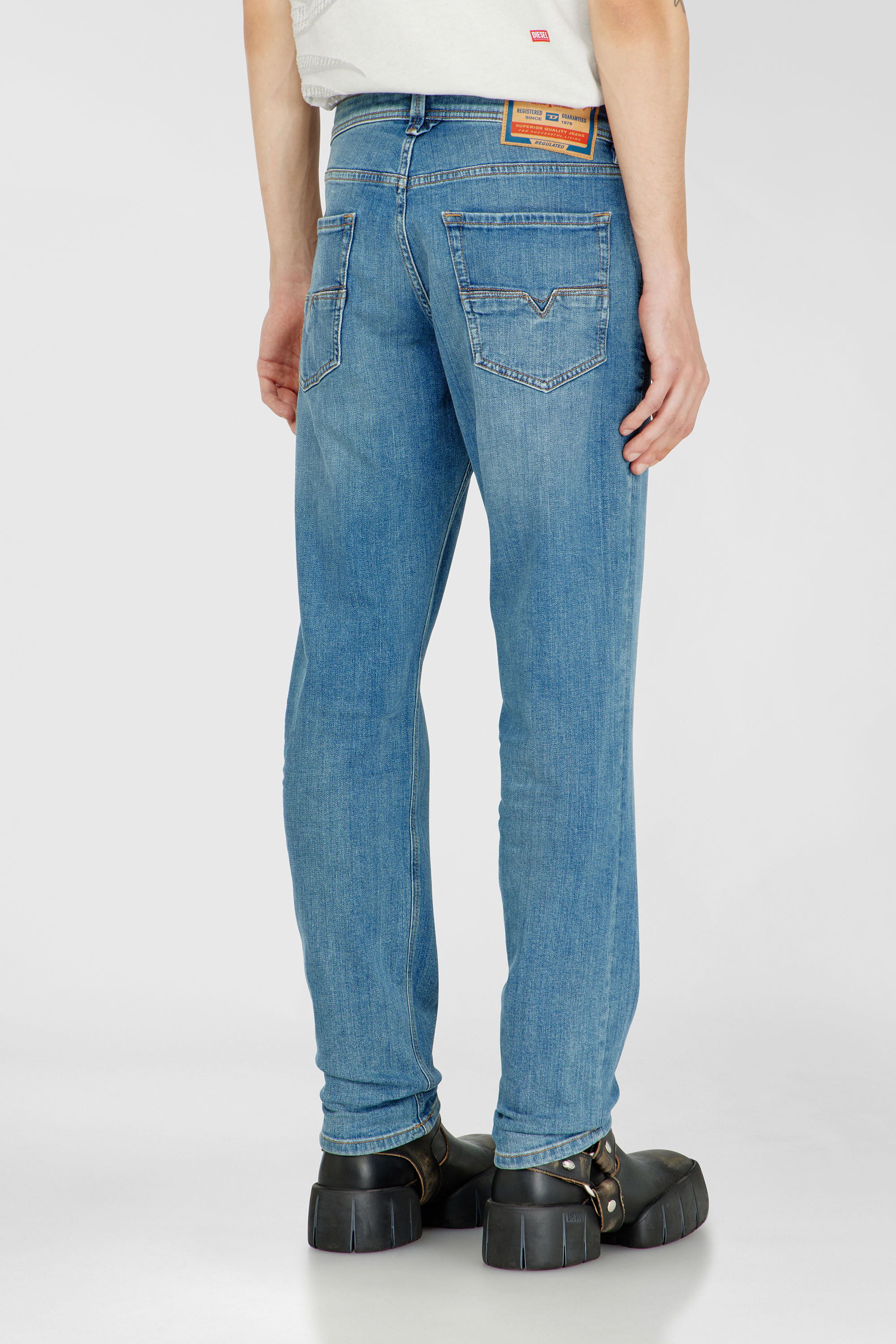 Diesel - Regular Jeans 1986 Larkee-Beex 0KIAL Homme, Bleu Clair - Image 5