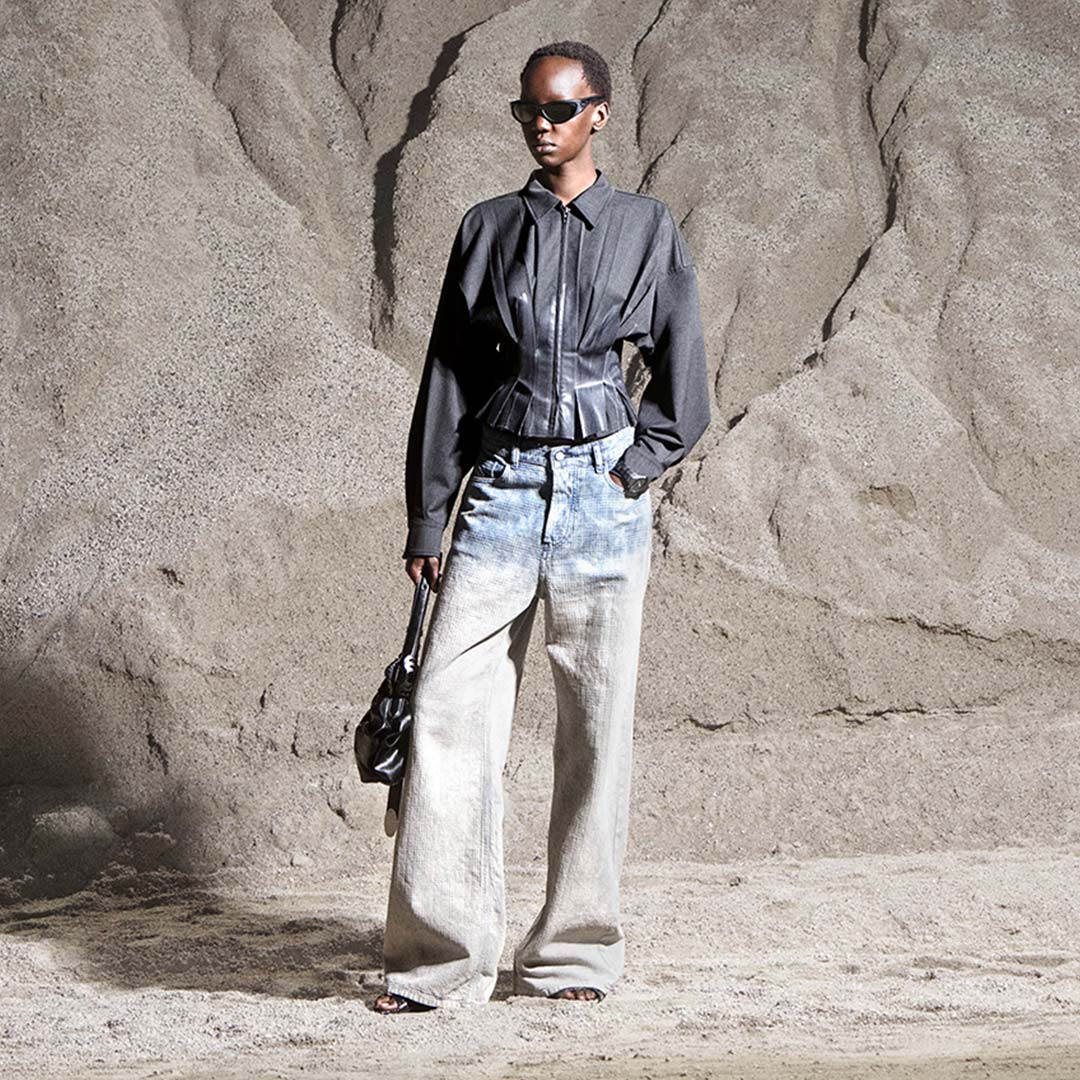 Une femme porte un jean Diesel