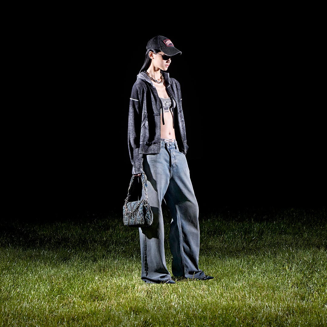 Eine Frau trägt deine Diesel-Jeans