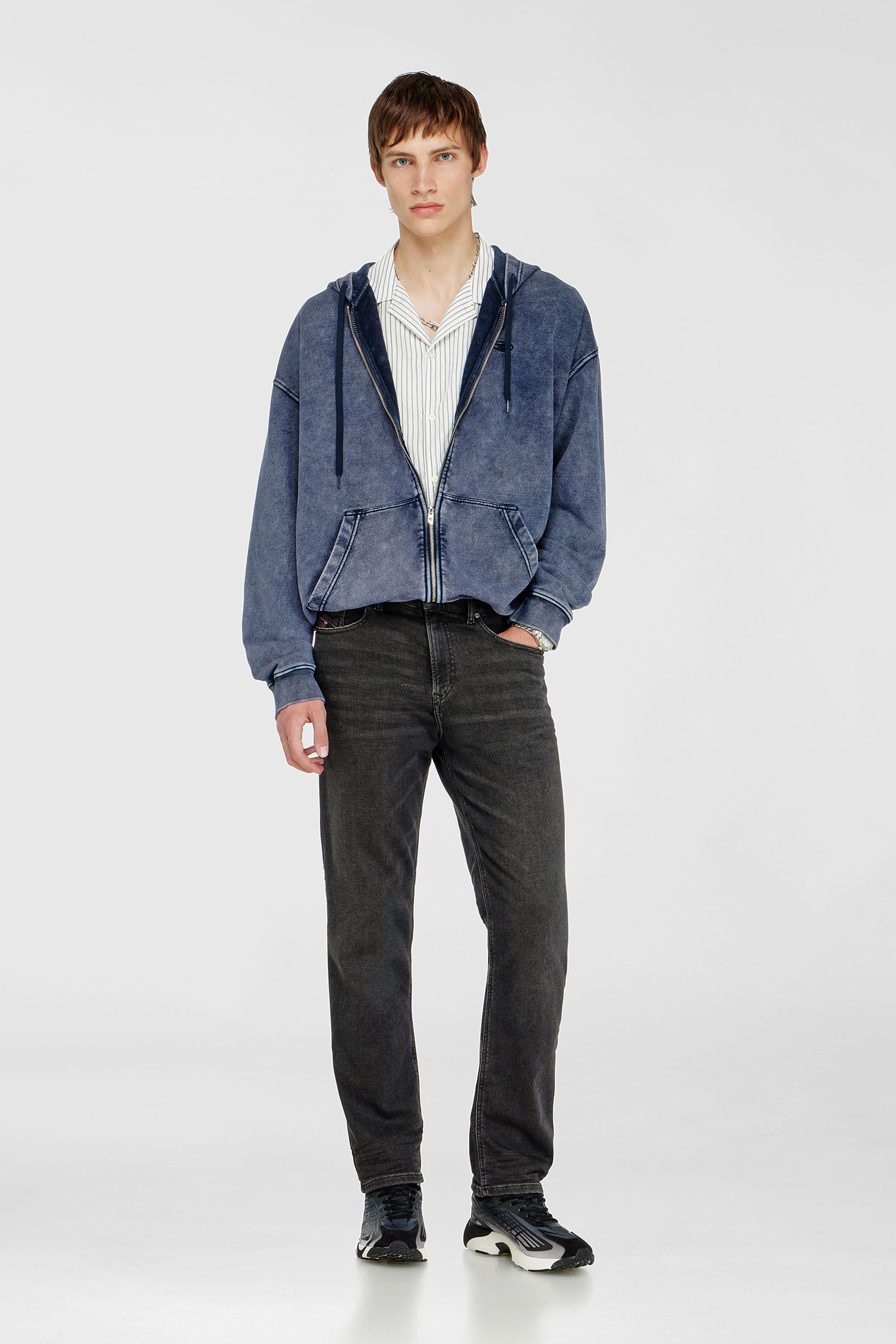 Diesel - Regular 2090 D-Veekley Joggjeans&reg; 09P92 Homme, Noir/Gris fonc&eacute; - Image 1