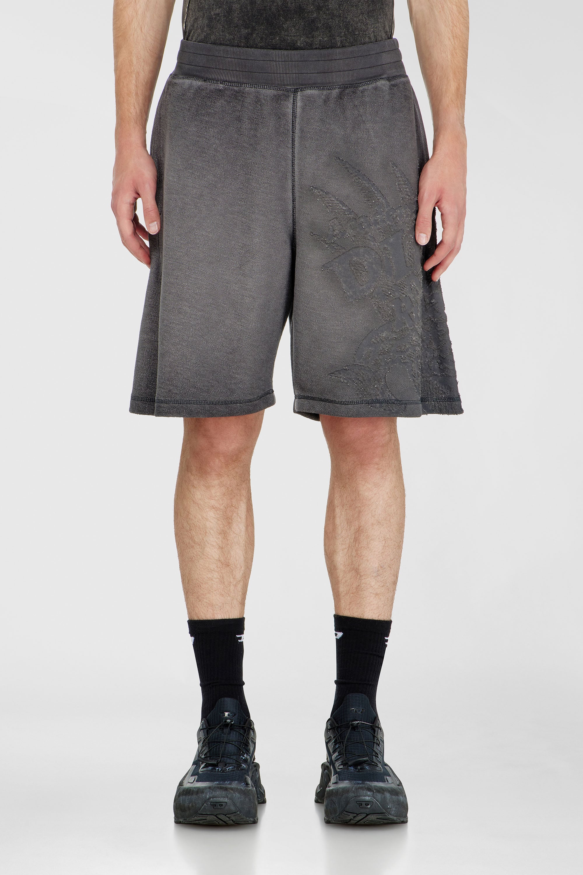 Diesel - P-RAWCROW, Pantaloni corti da tuta con motivi d&eacute;vor&eacute; Uomo in Grigio - 1