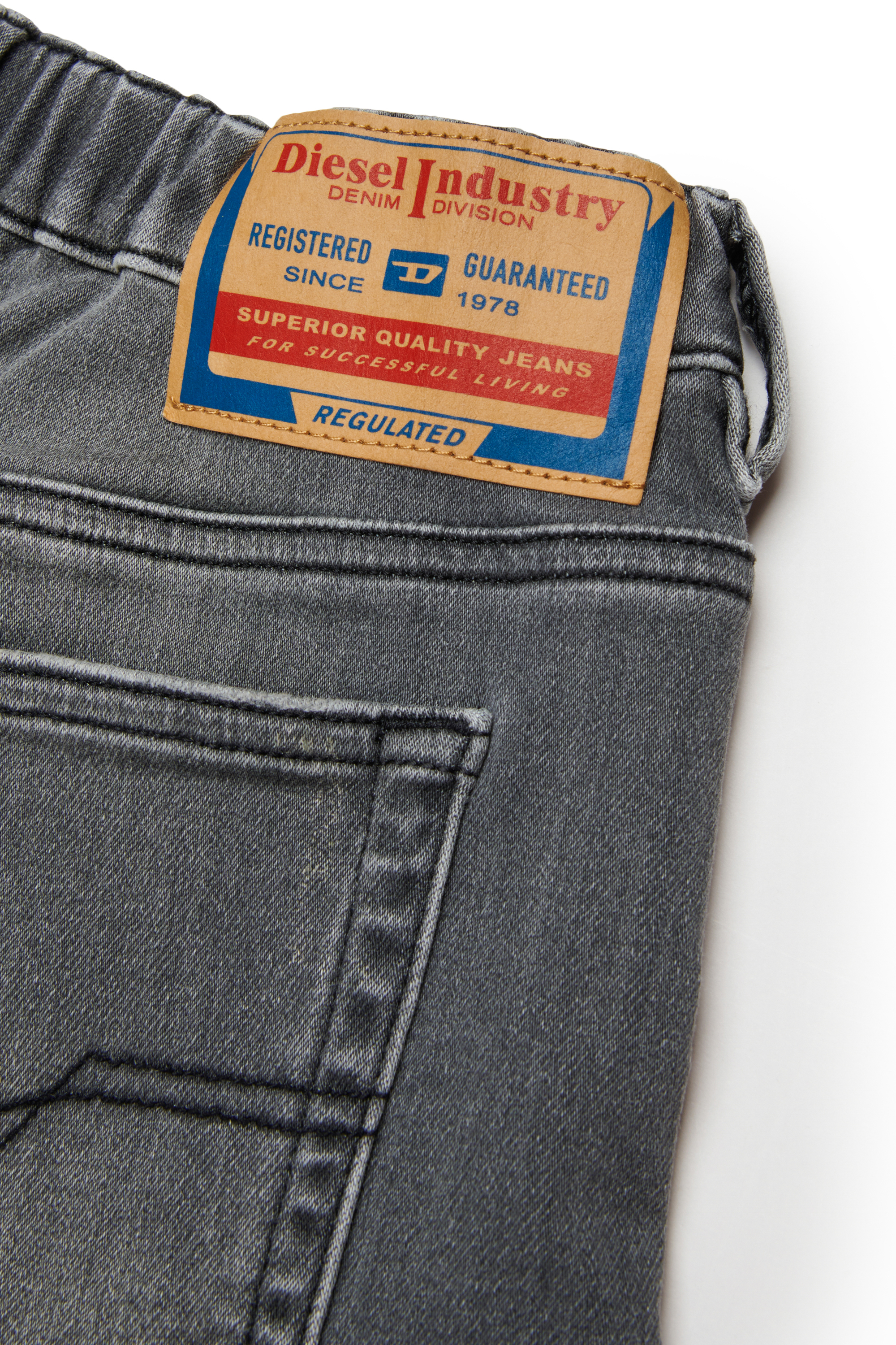 Diesel - PROXI JJJ, Herren JoggJeans-Shorts mit eingetragener Waschung in Schwarz/Dunkelgrau - 4