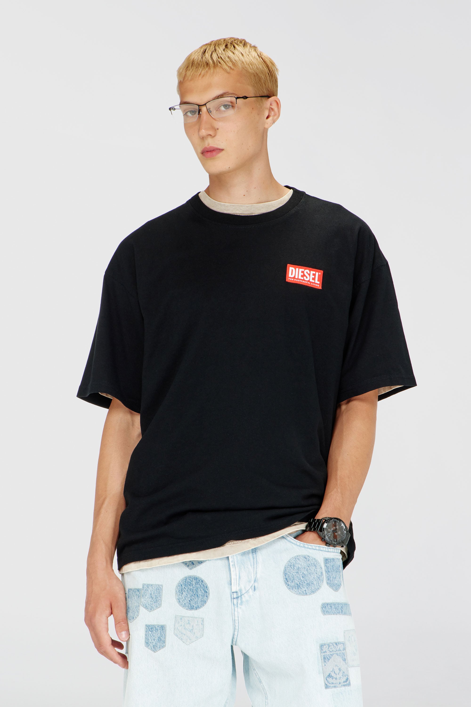 Diesel - T-BOXT-LAB, T-shirt con patch logo jacquard Uomo in Nero - 3