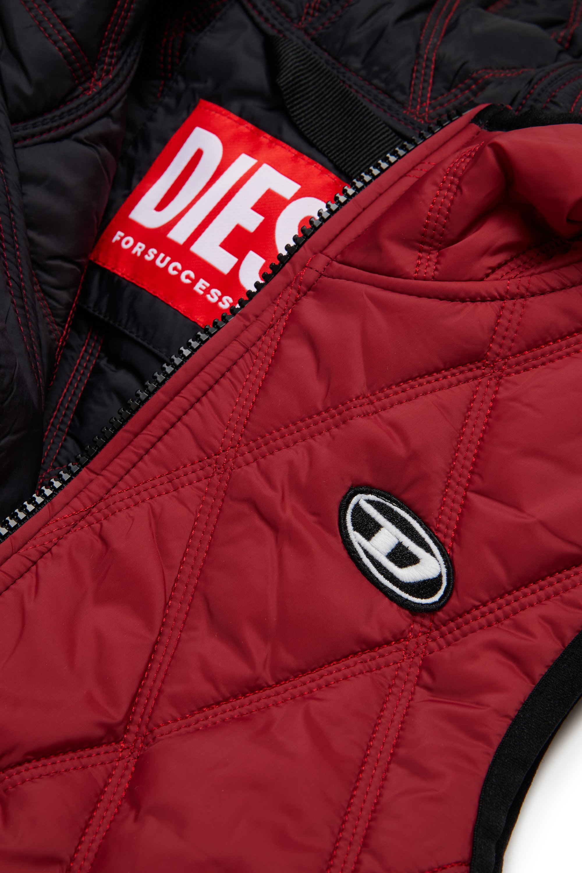 Diesel - JFOKKLOGO, Gilet in nylon trapuntato con cappuccio Unisex in Rosso - 4