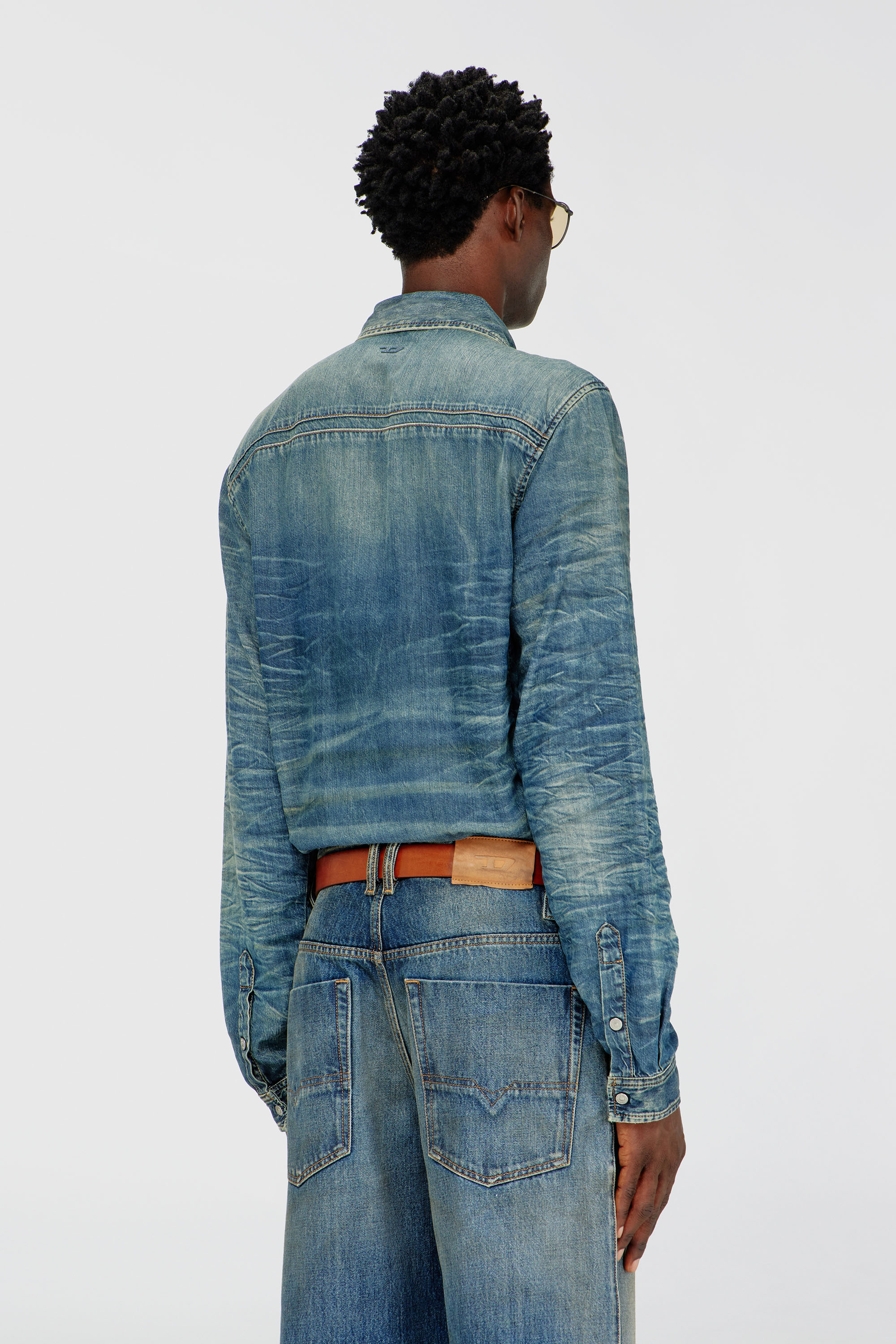 Diesel - D-SYNAR-FSJ4, Camicia in denim effetto dirty e creased Uomo in ToBeDefined - 4