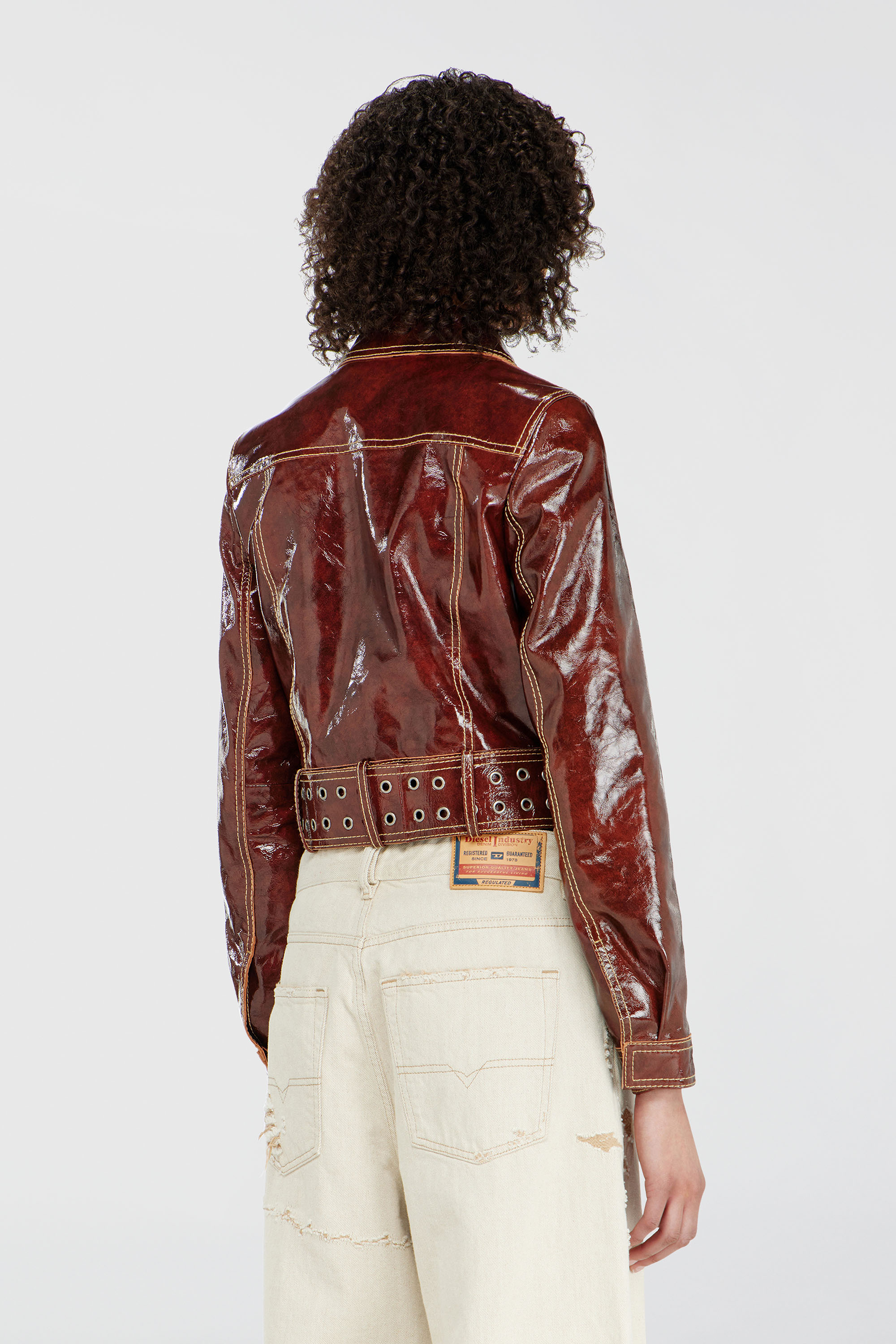 Diesel - L-EGEND, Veste en cuir verni avec large ceinture Femme in Rouge - 4