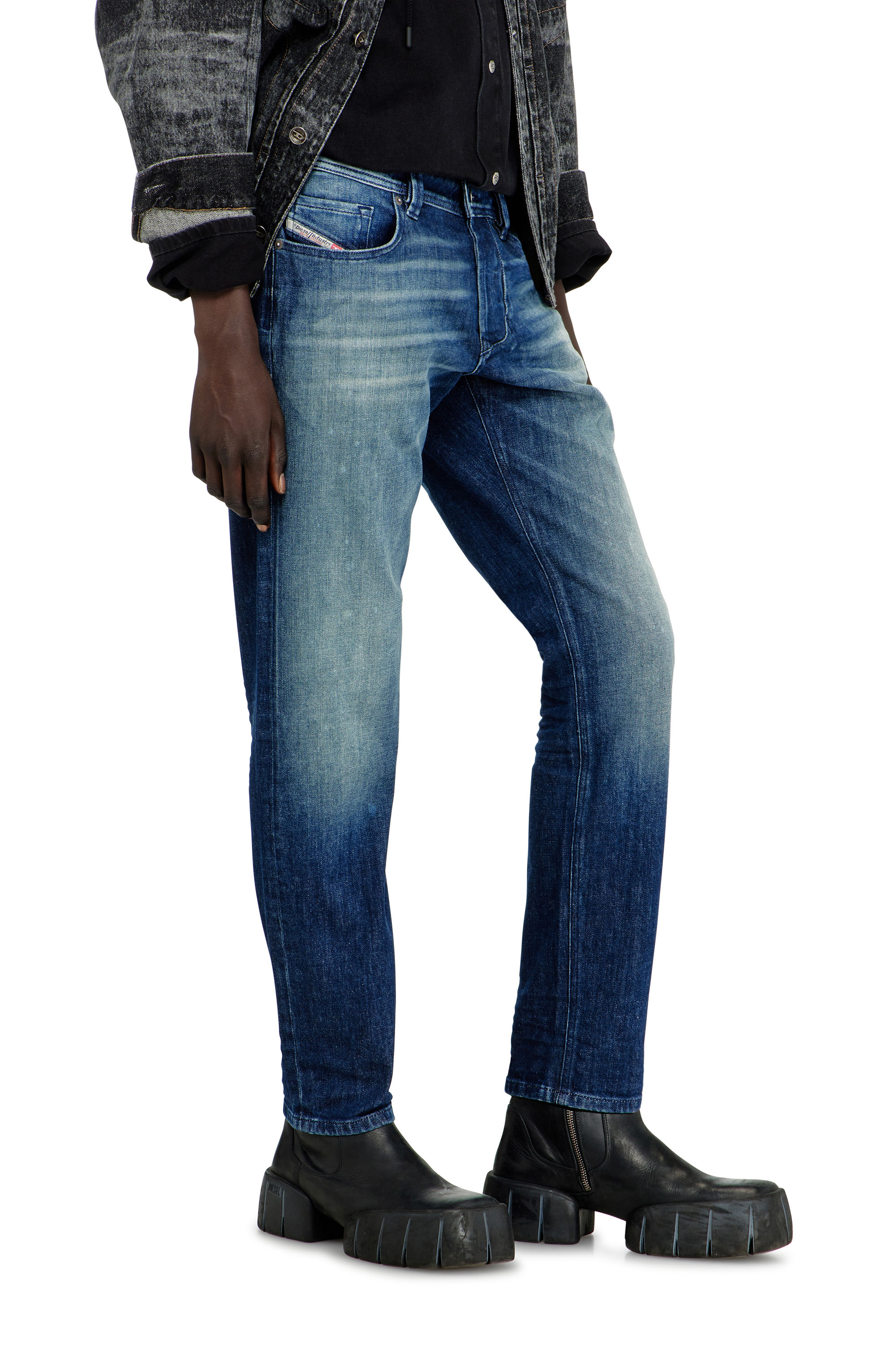Diesel - Regular Jeans 1986 Larkee-Beex 0KBBR Uomo, Blu Scuro - Image 7
