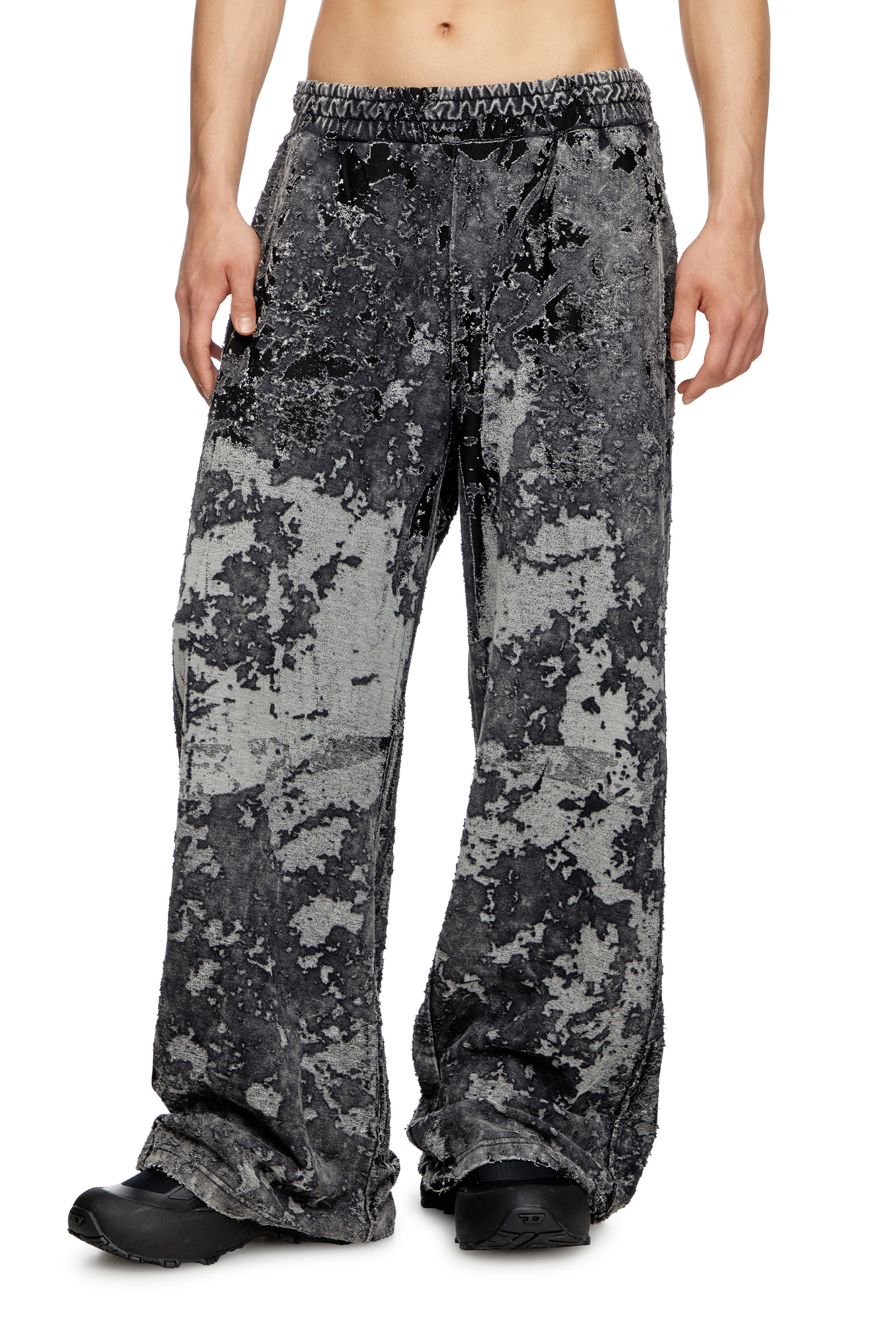 Diesel - P-MARTIS-SHOW, Pantalon de survêtement dévoré avec effet camouflage Homme in Noir - 1