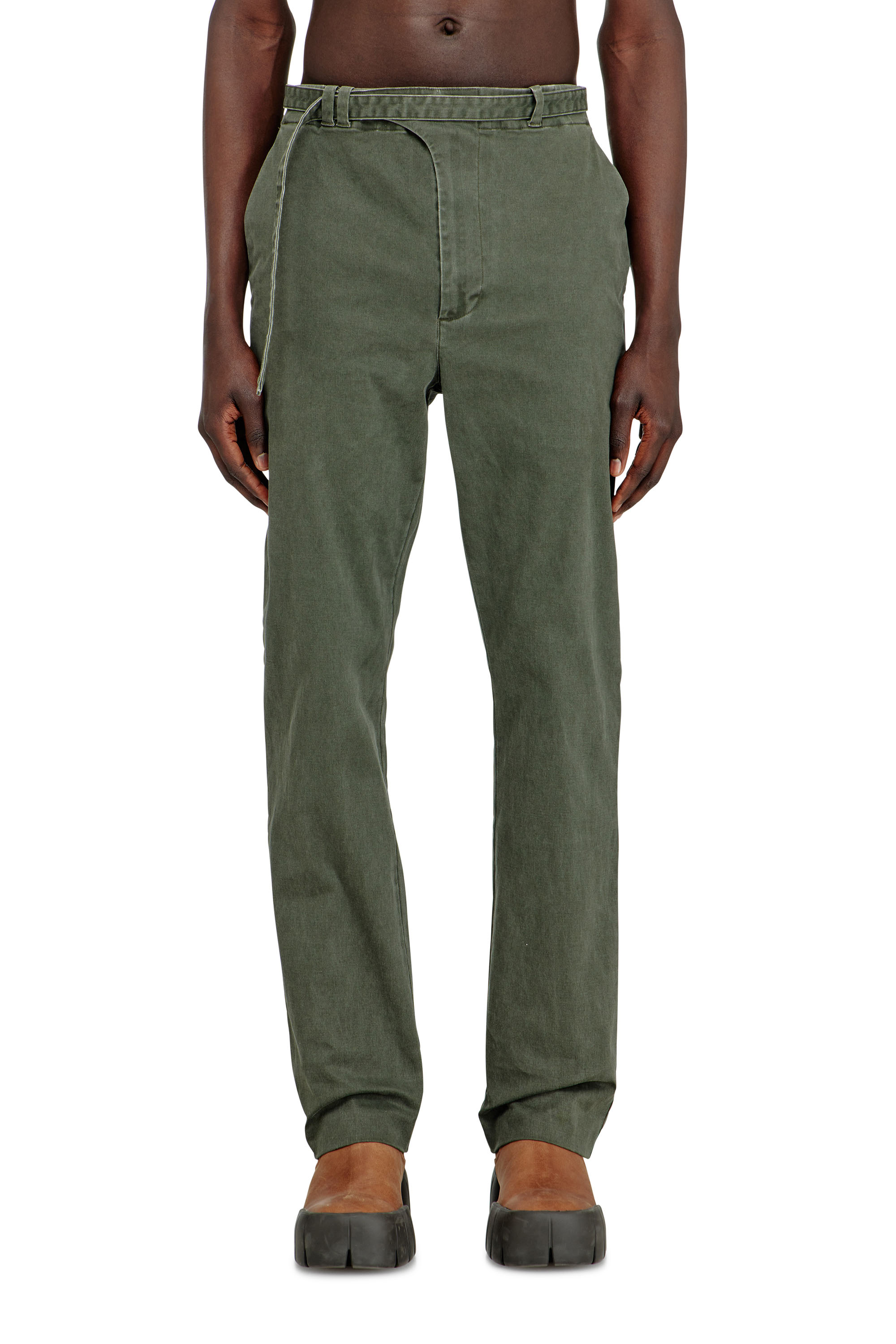 Diesel - P-NEDAR-CO, Pantaloni in twill di cotone coated con dettagli biker Uomo in Verde - 1