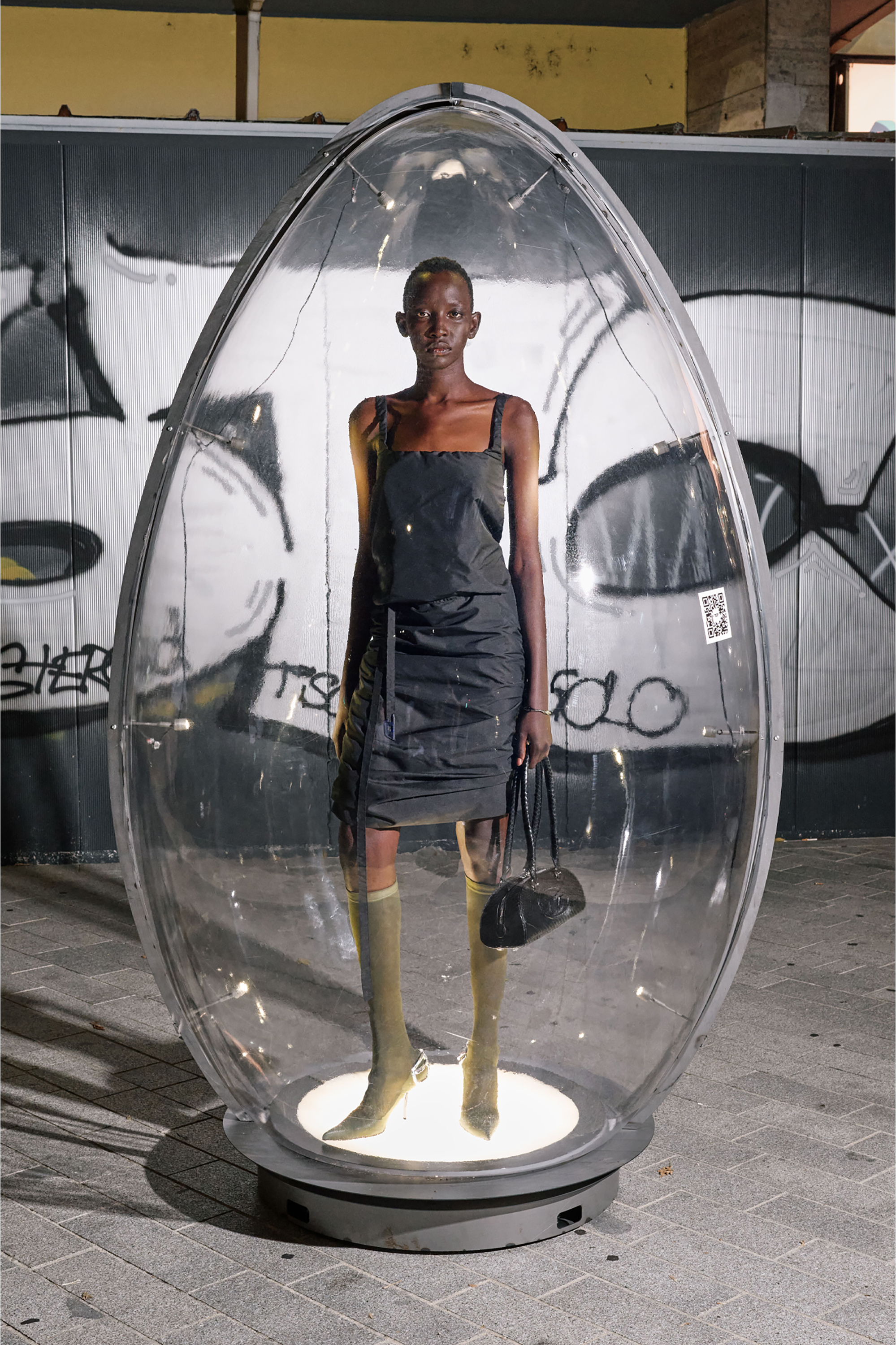 Diesel - 1DR DOME SHOULDER EW, 1DR Dome-Sac bowling allong&eacute; en cuir textur&eacute; Femme in Noir - 3