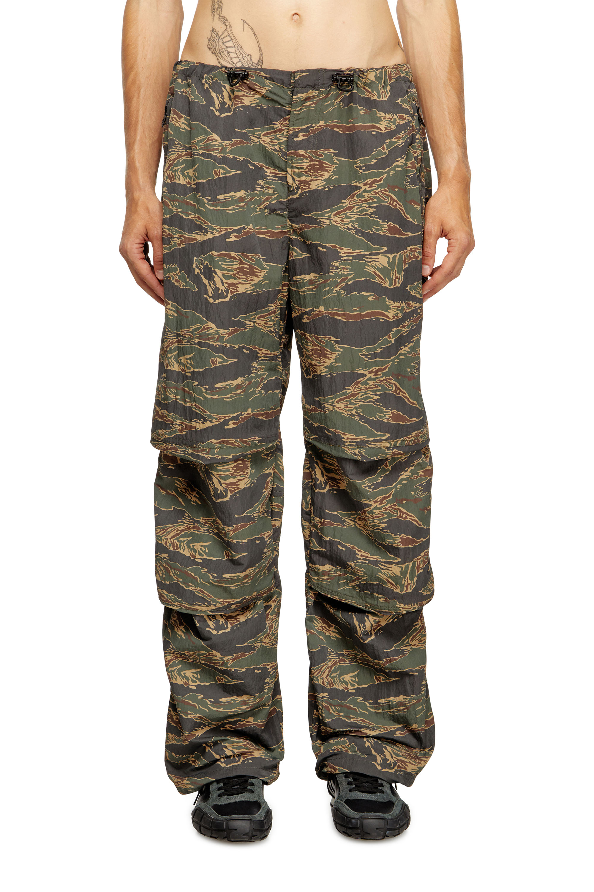 Diesel - P-ANIC, Pantalon cargo en nylon à imprimé camouflage Homme in Vert - 1