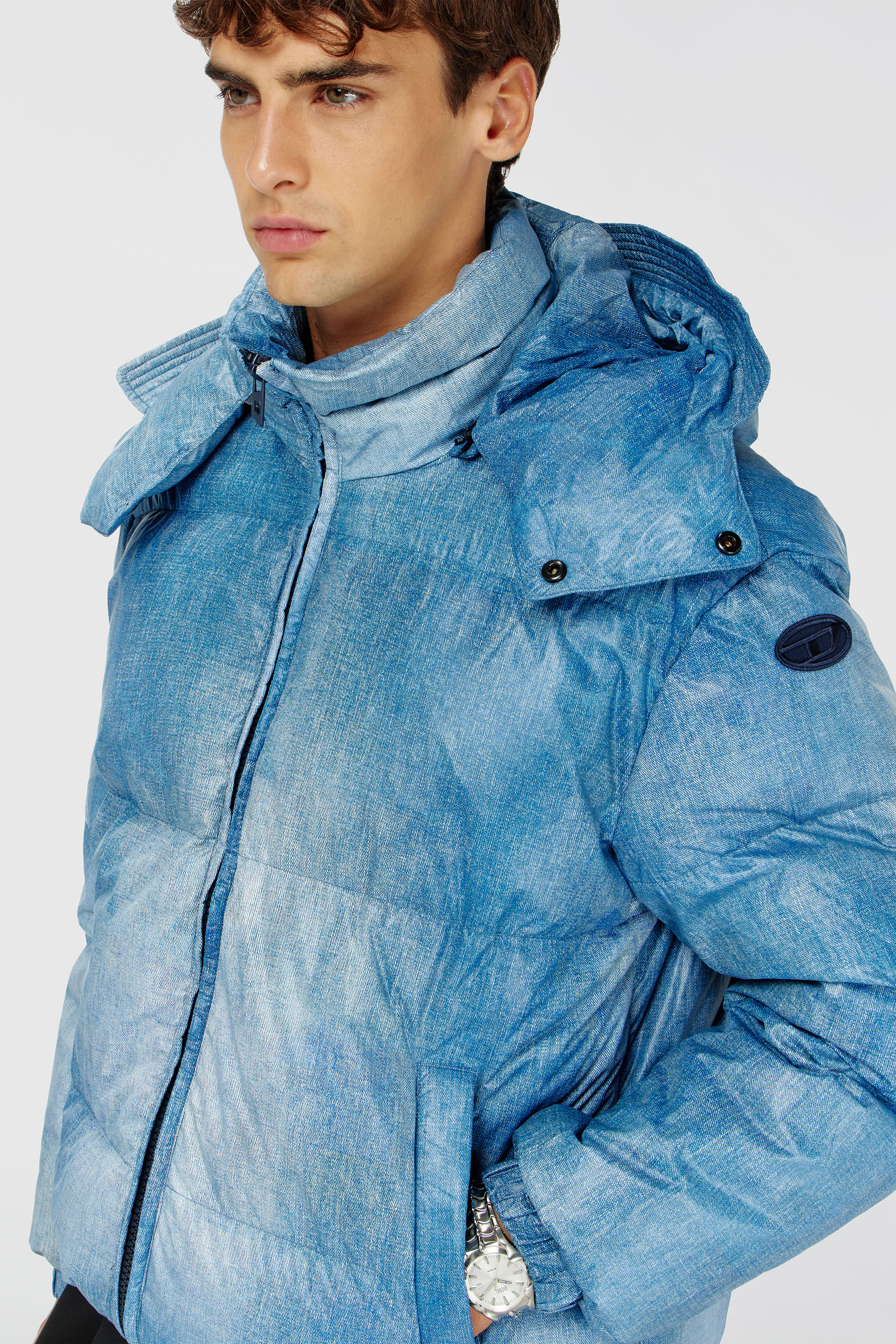 Diesel - W-ROLLY-WRD-BFBN, Doudoune &agrave; capuche avec imprim&eacute; effet denim Homme in Bleu - 5