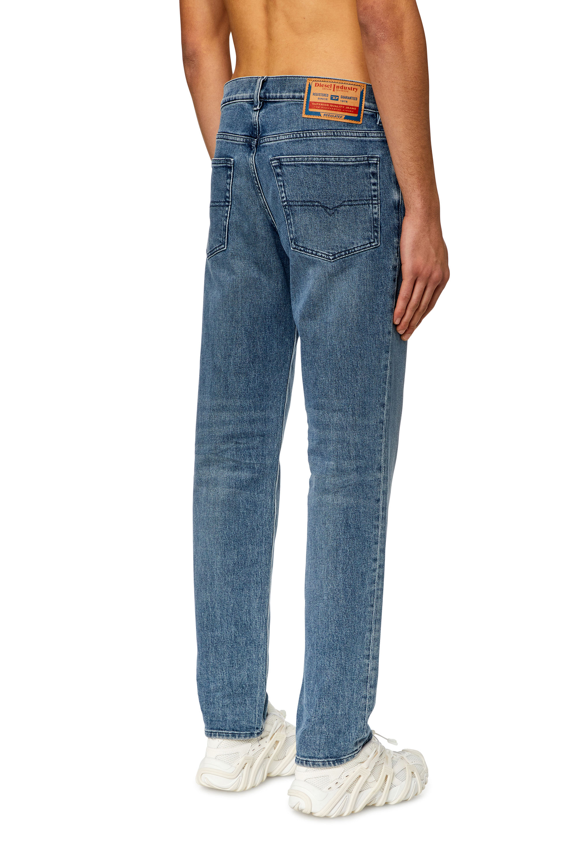 Diesel - Tapered Jeans 2023 D-Finitive 09H30, Bleu moyen - Image 3