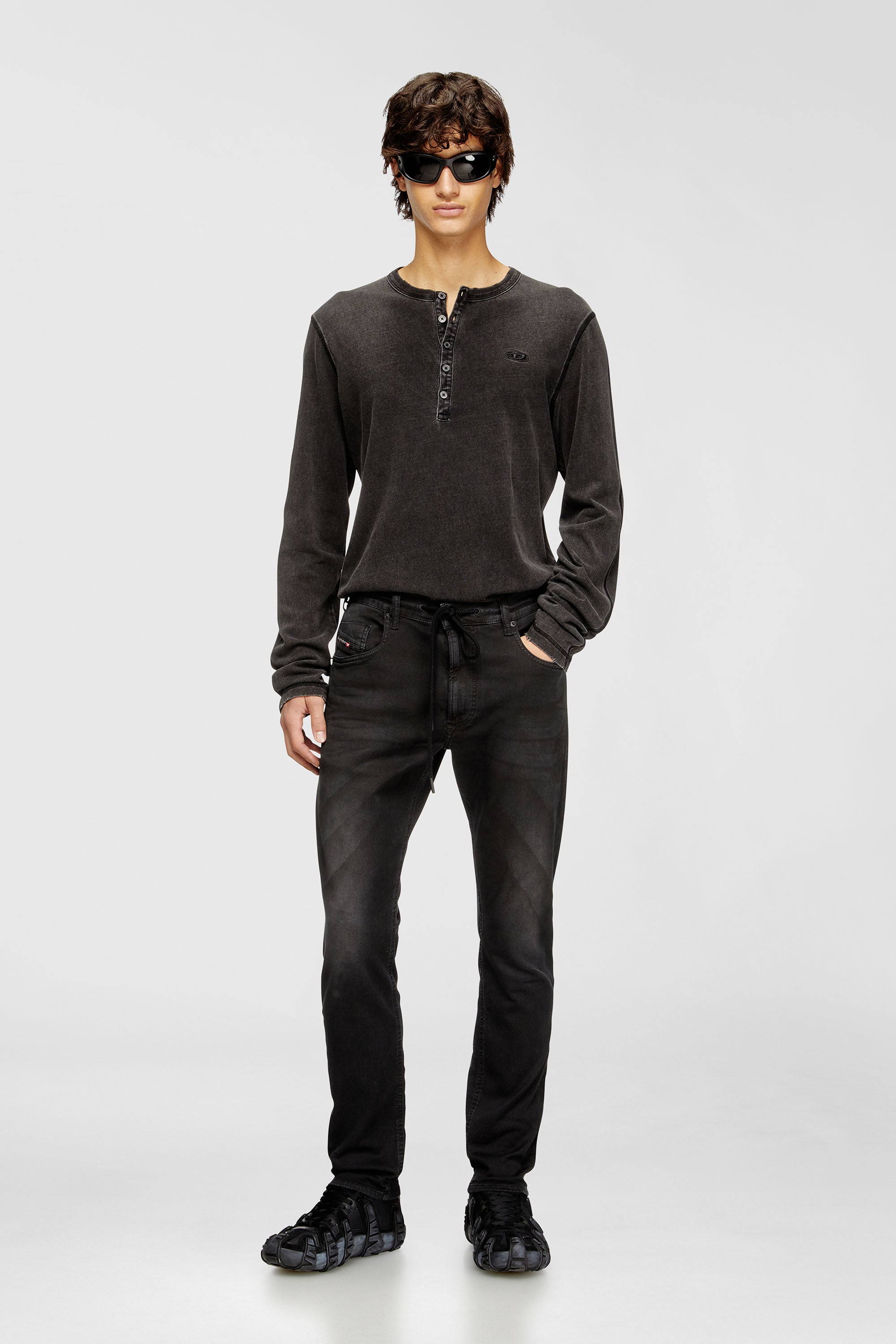 Diesel - Regular 2032 D-Krooley Joggjeans&reg; 0670M Homme, Noir - Image 1