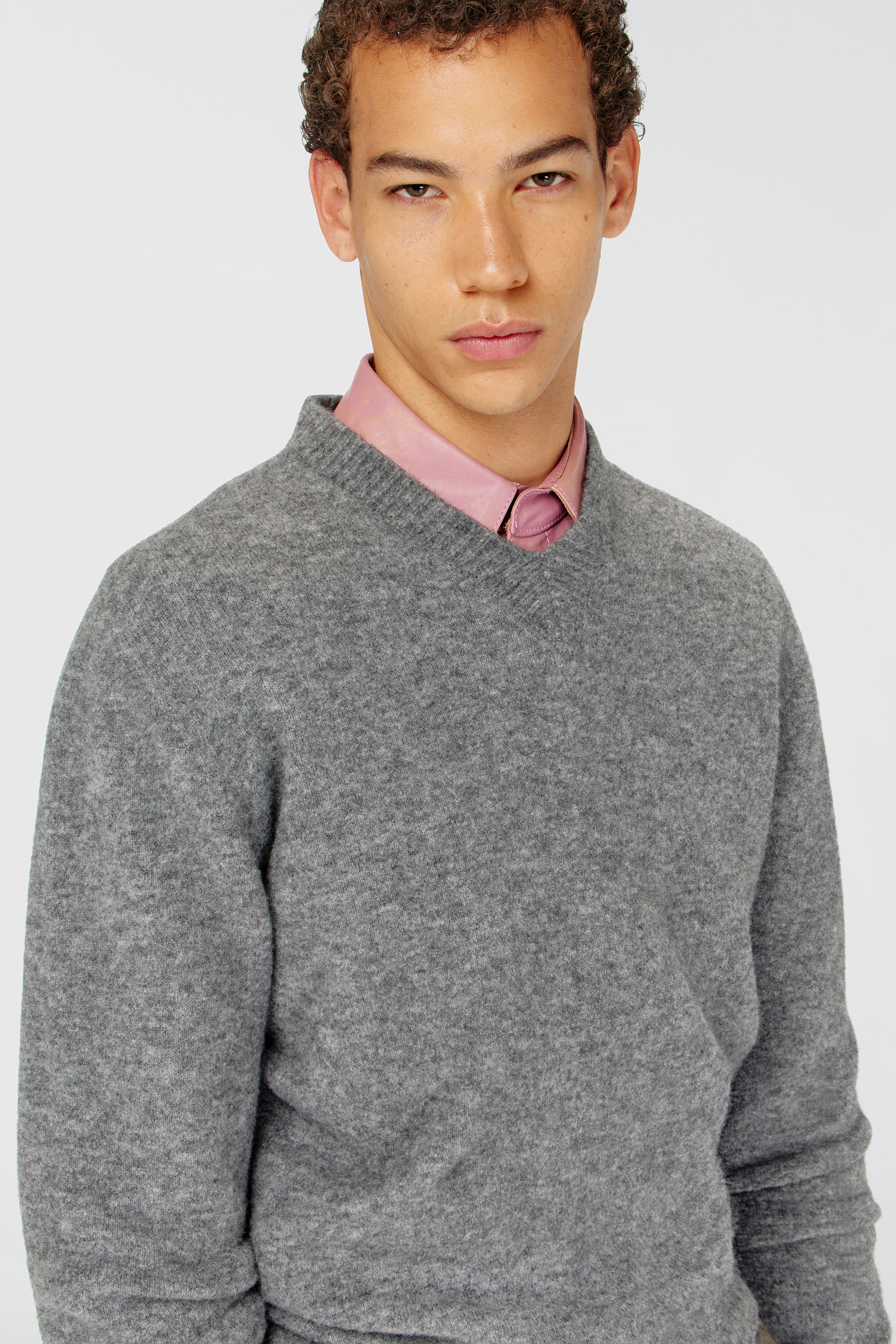Diesel - K-ANDIE, Maglia con scollo a V in maglia cotta effetto stropicciato Uomo in Grigio - 5