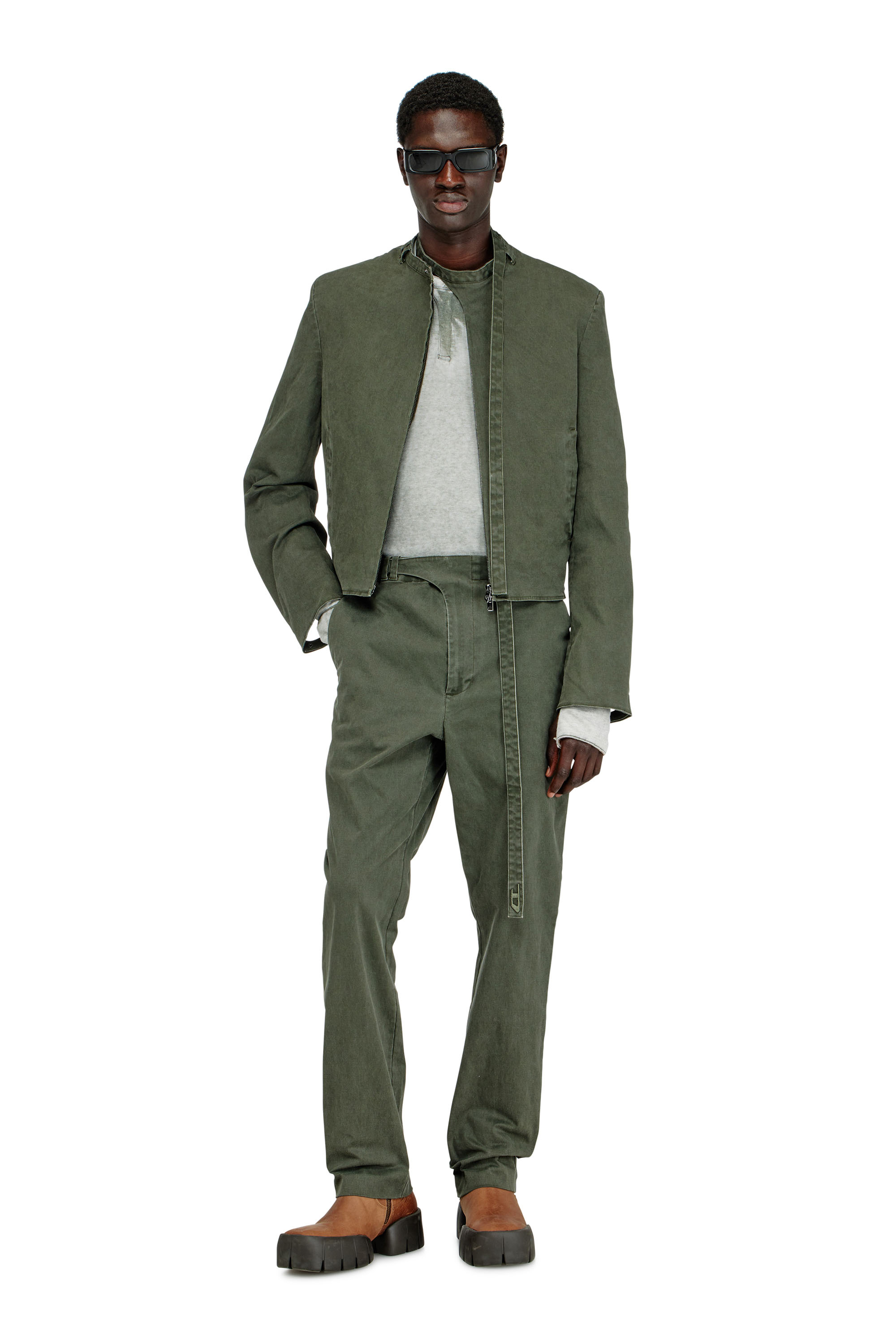 Diesel - P-NEDAR-CO, Pantaloni in twill di cotone coated con dettagli biker Uomo in Verde - 2