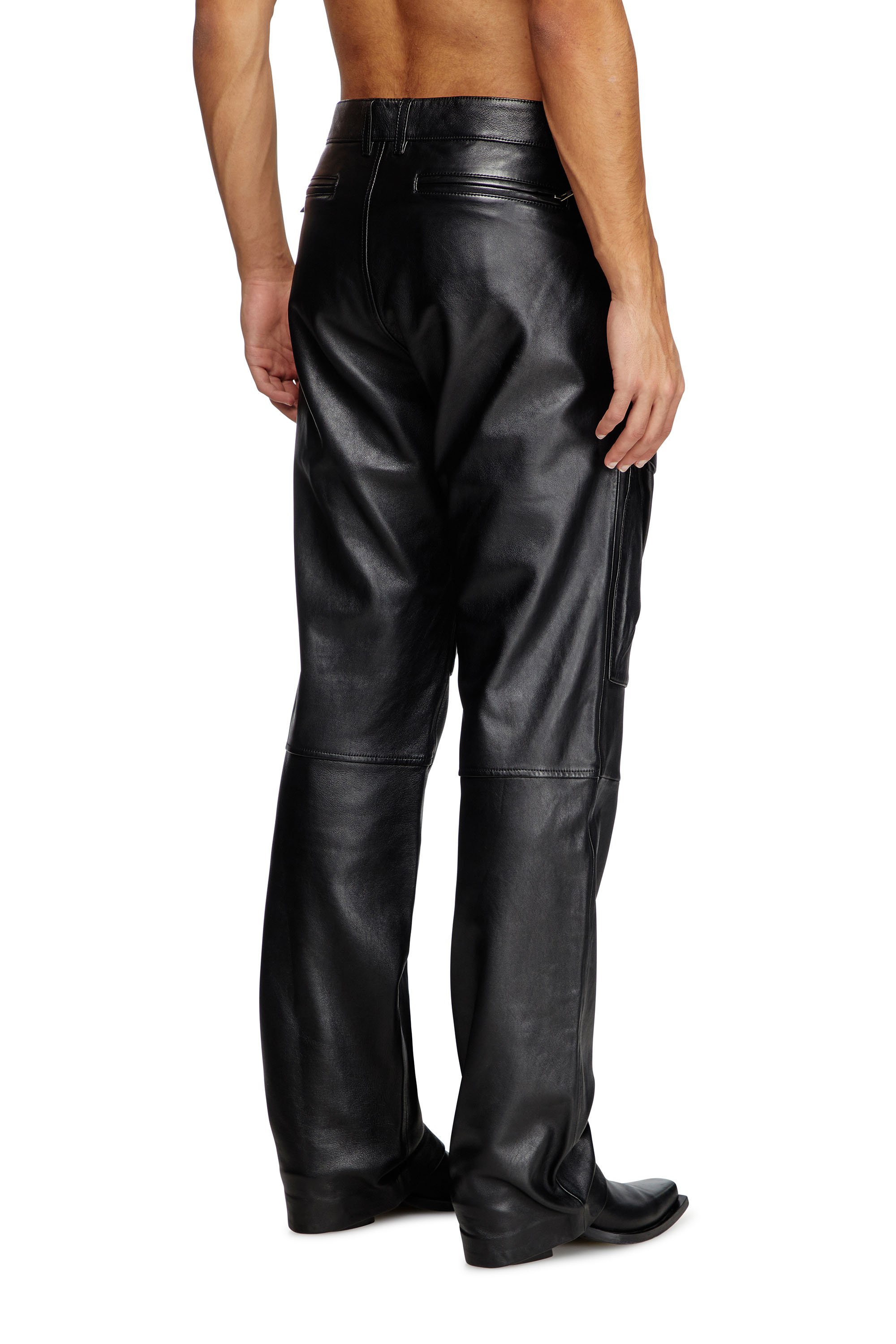 Diesel - P-GAST, Pantalon en cuir avec poches utility Homme in Noir - 4