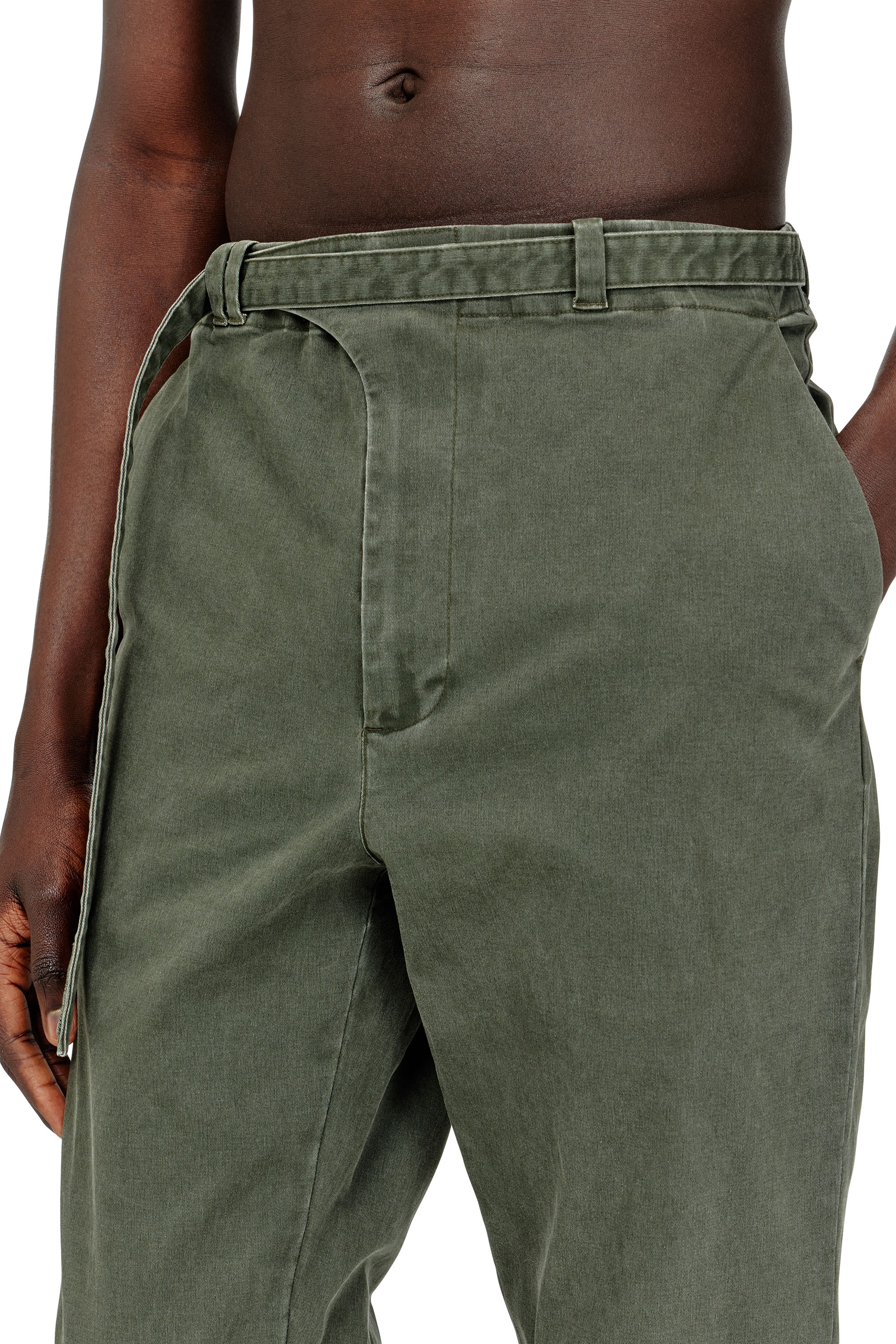 Diesel - P-NEDAR-CO, Pantaloni in twill di cotone coated con dettagli biker Uomo in Verde - 5