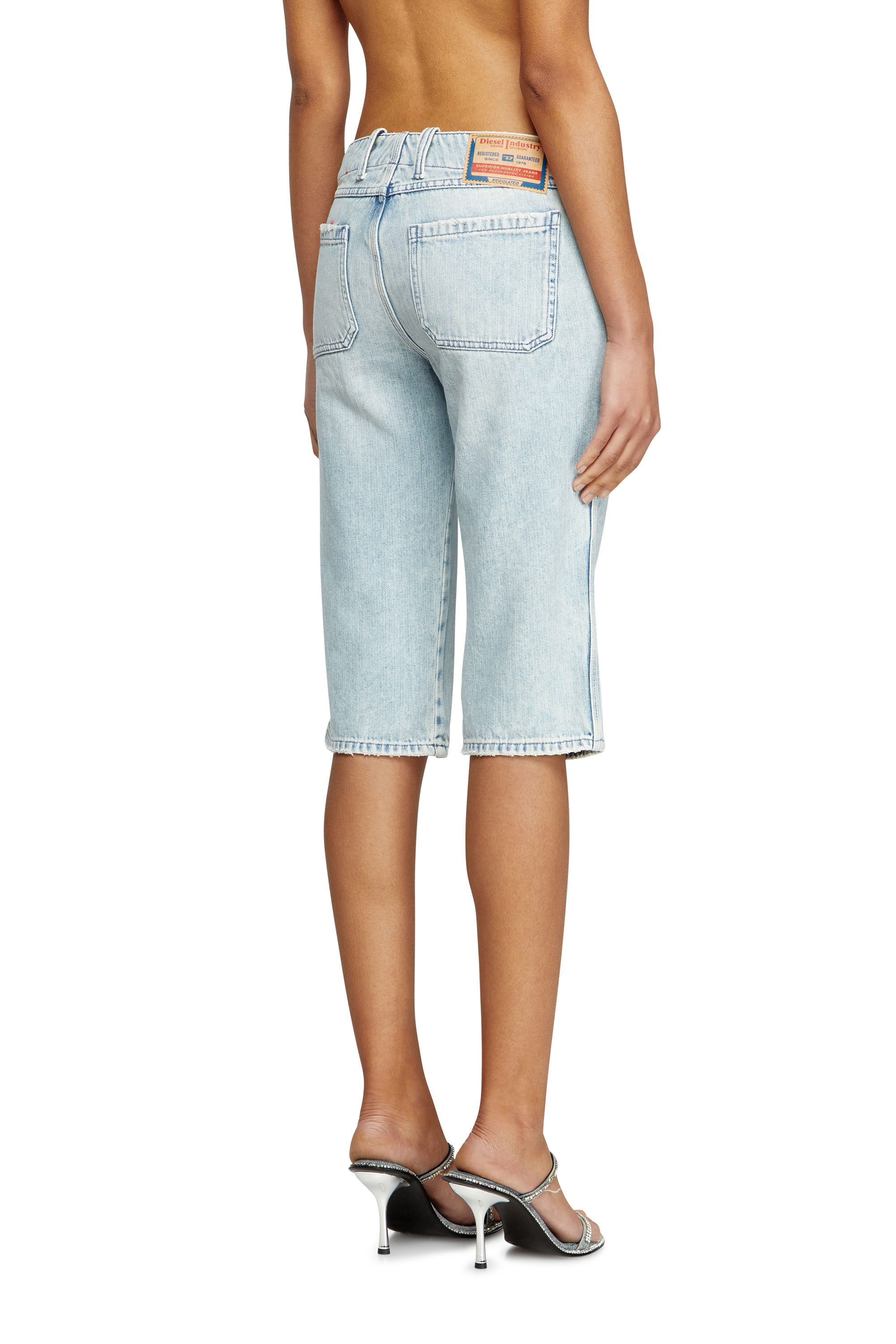 Diesel - DE-KEATE-SHORT, Short Capri en denim à chevrons Femme in Bleu - 4