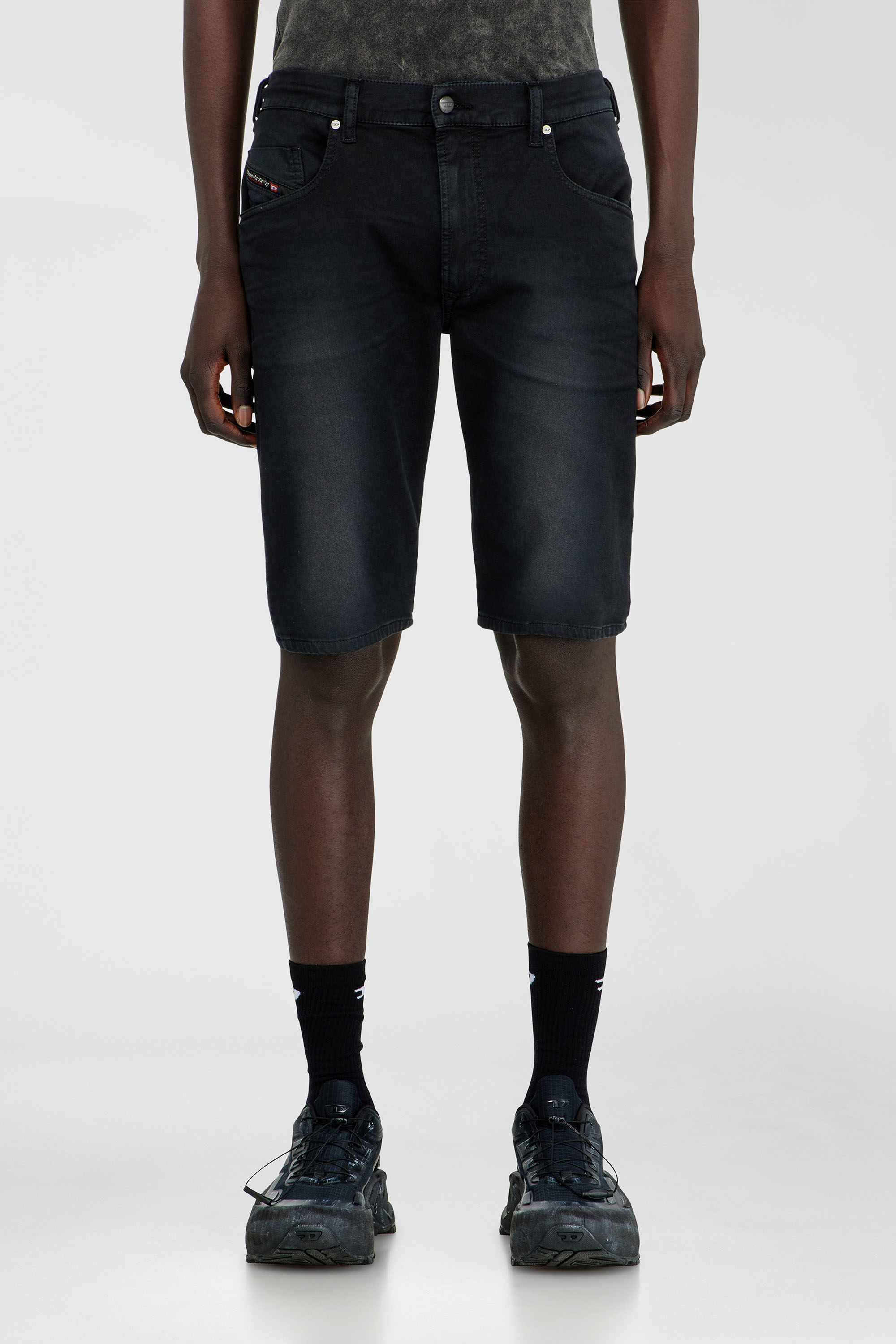 Diesel - 2033 D-KROOLEY-SHORT-BW JOGG, Pantaloni corti slim in denim colorato Uomo in Nero - 1