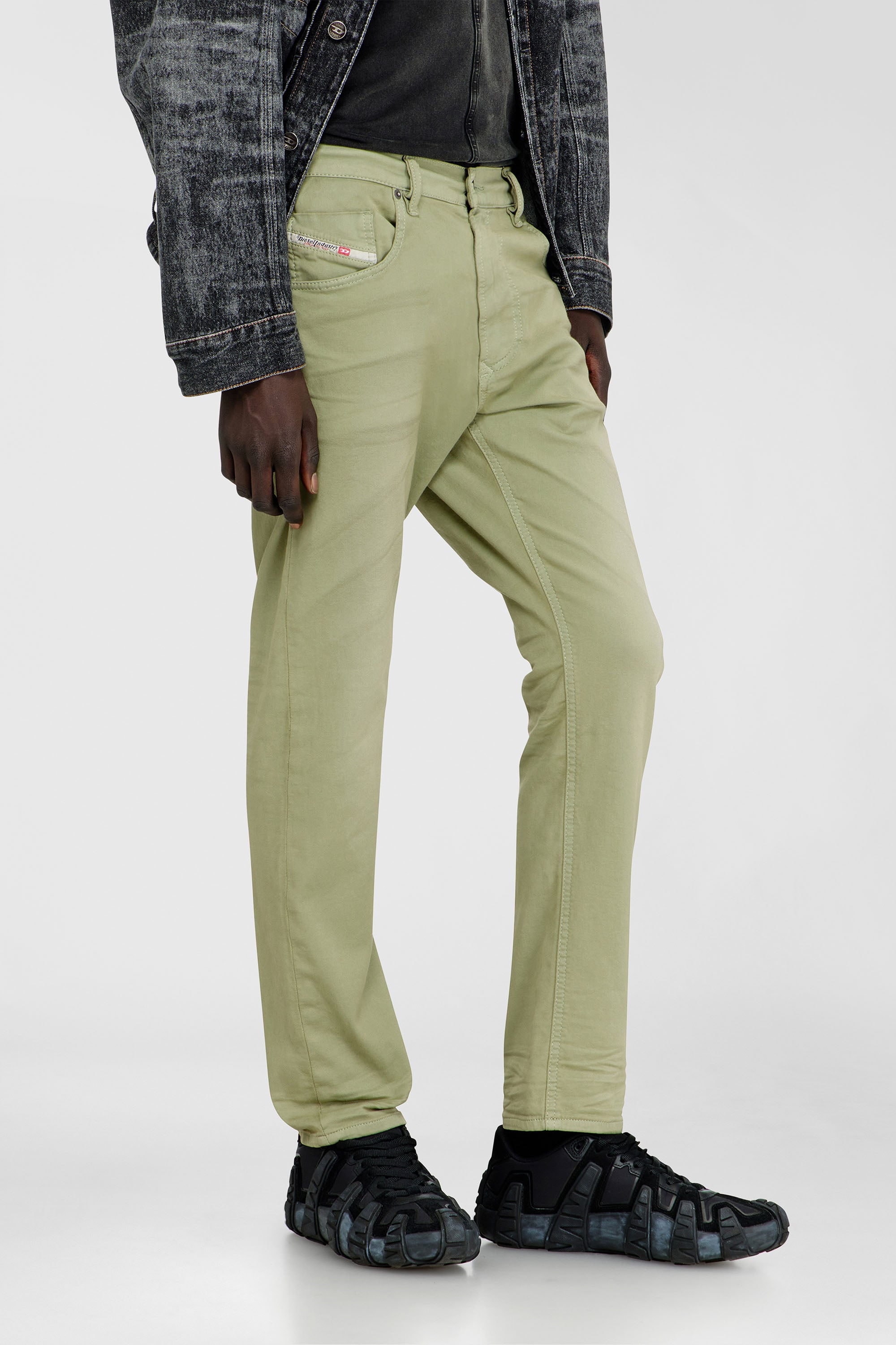 Diesel - Regular 2032 D-Krooley-BW Joggjeans&reg; 0670M Uomo, Verde Oliva - Image 5