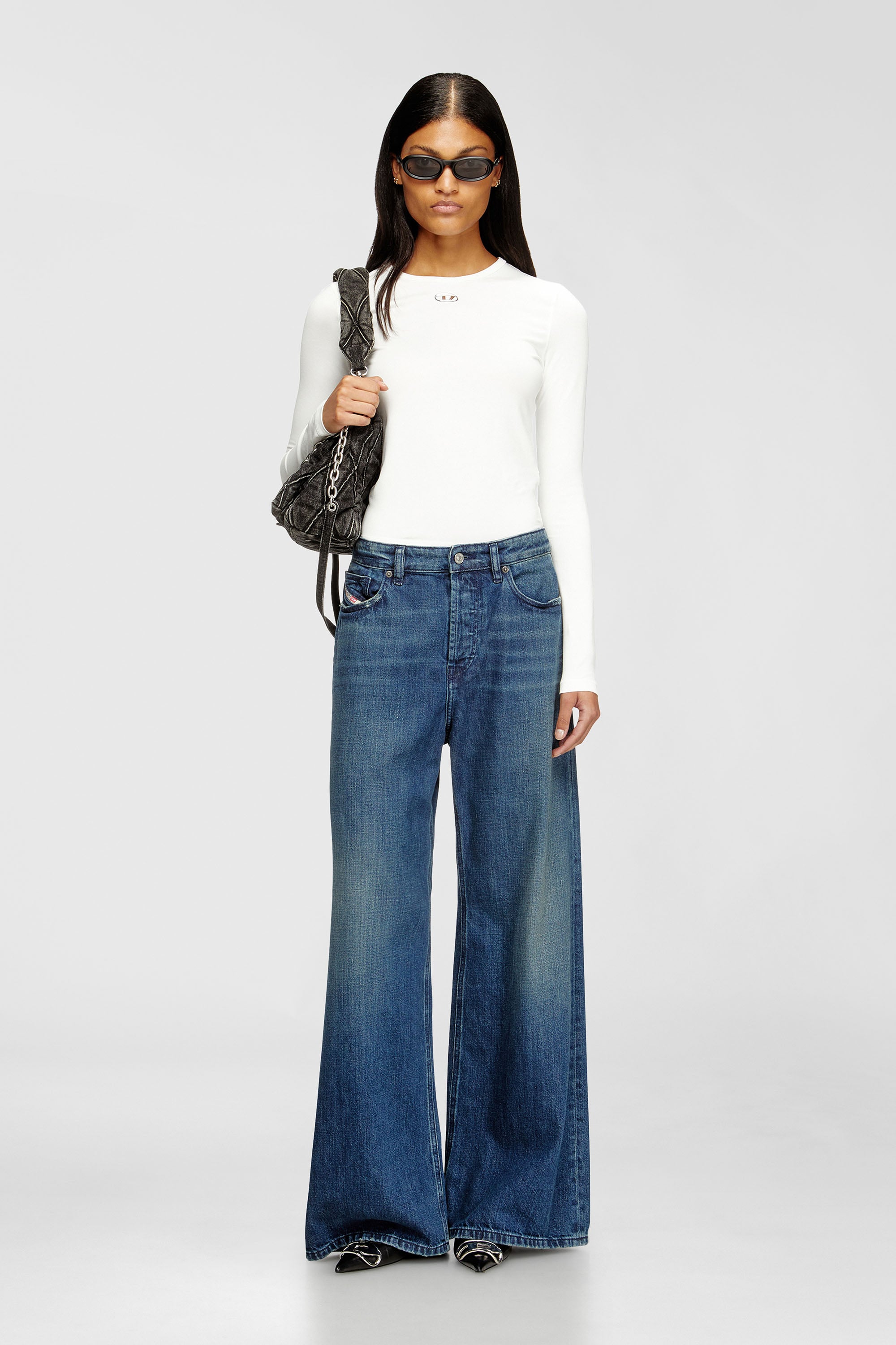 Diesel - T-UNCUTIESLONG-LS-OD, Maglia in cotone con logo Oval D Donna in Bianco - 2