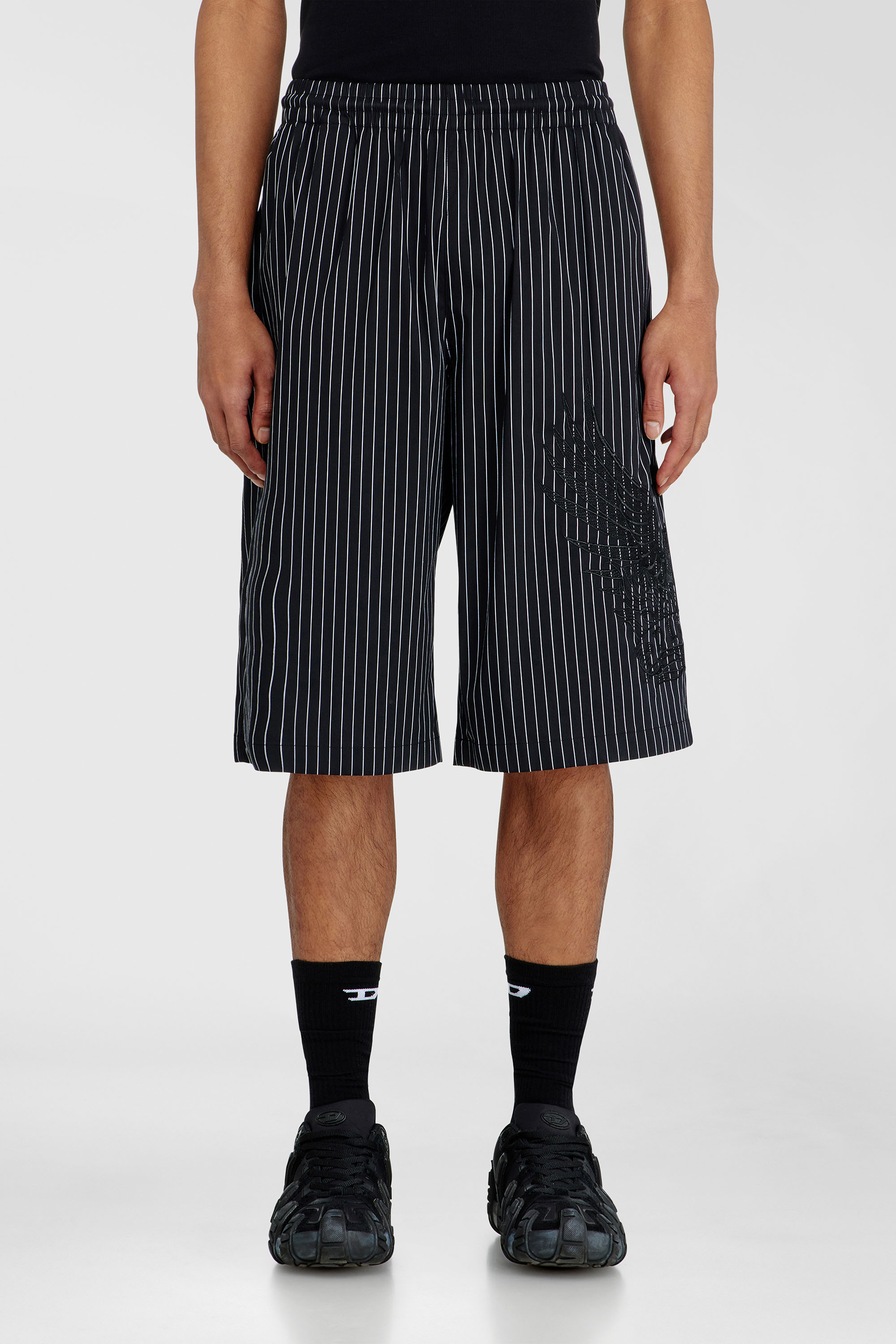 Diesel - P-THEO-SHORT-NJCA, Herren Pinstripe-Shorts mit Phoenix-Stickerei in Schwarz - 1