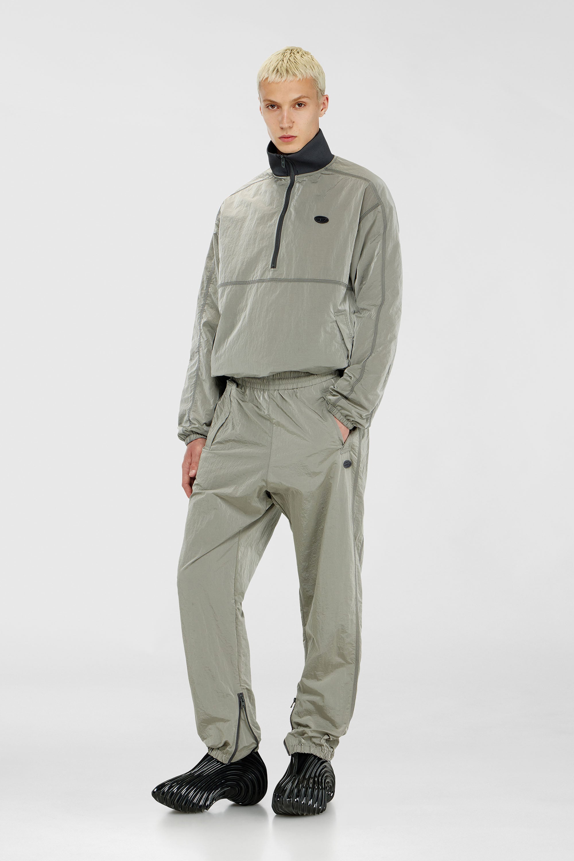Diesel - P-ANOK, Pantalon en nylon &agrave; effet froiss&eacute; Homme in Gris - 1