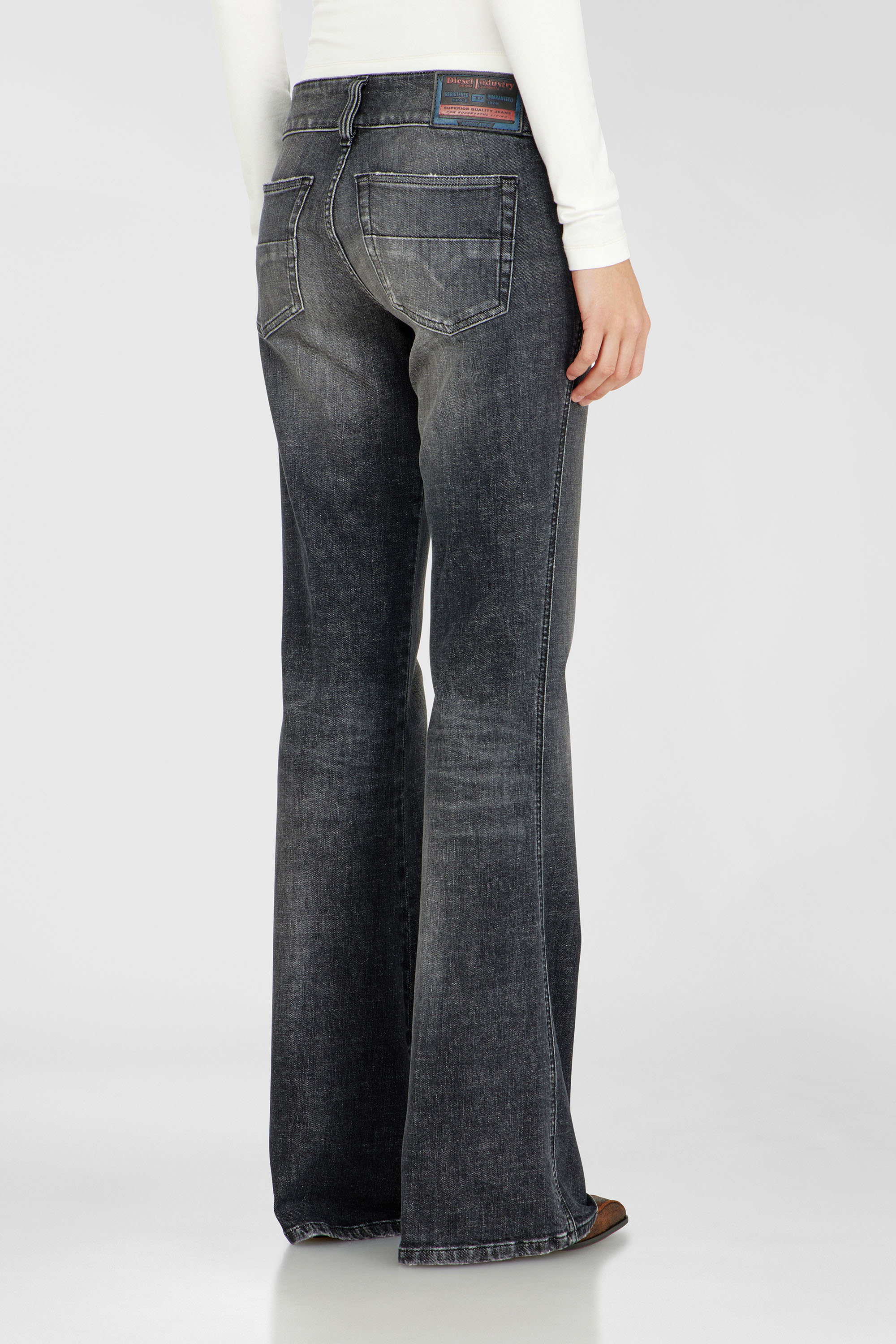 Diesel - Bootcut Jeans D-Hush 0CIAU Donna, Nero/Grigio scuro - Image 5