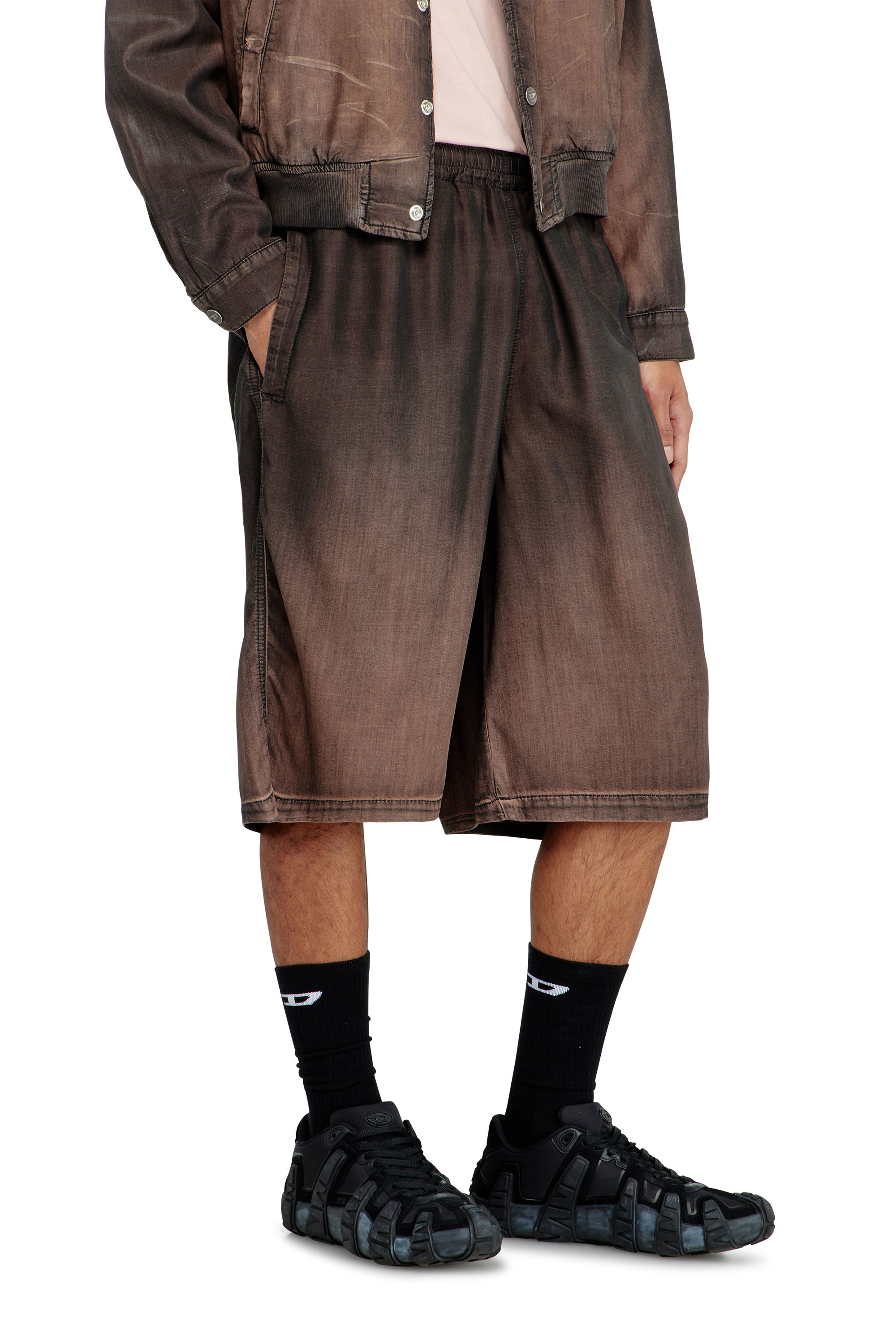 Diesel - D-RODER-SHORT-S, Bermuda d&eacute;contract&eacute; en denim enduit fluide Mixte in Marron - 4