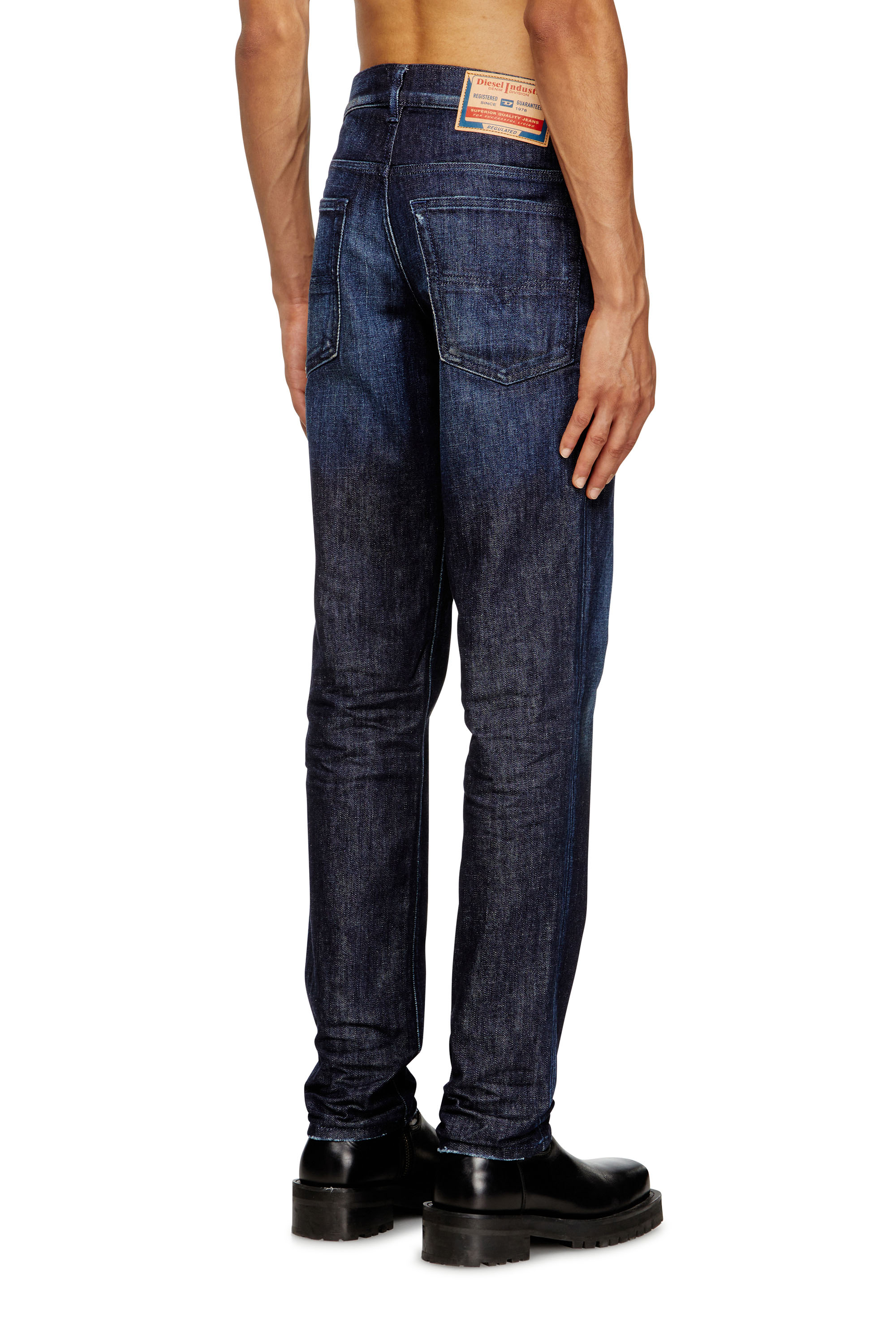 Diesel - Regular Jeans 2023 D-Finitive 09M19 Homme, Bleu Foncé - Image 4