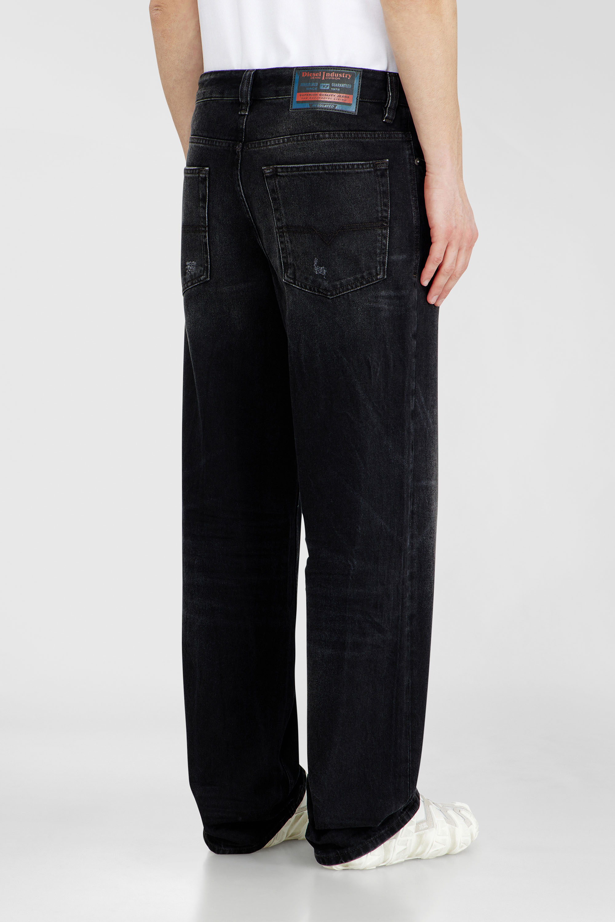 Diesel - Relaxed Jeans 2001 D-Macro 0BEBB Uomo, Nero - Image 5