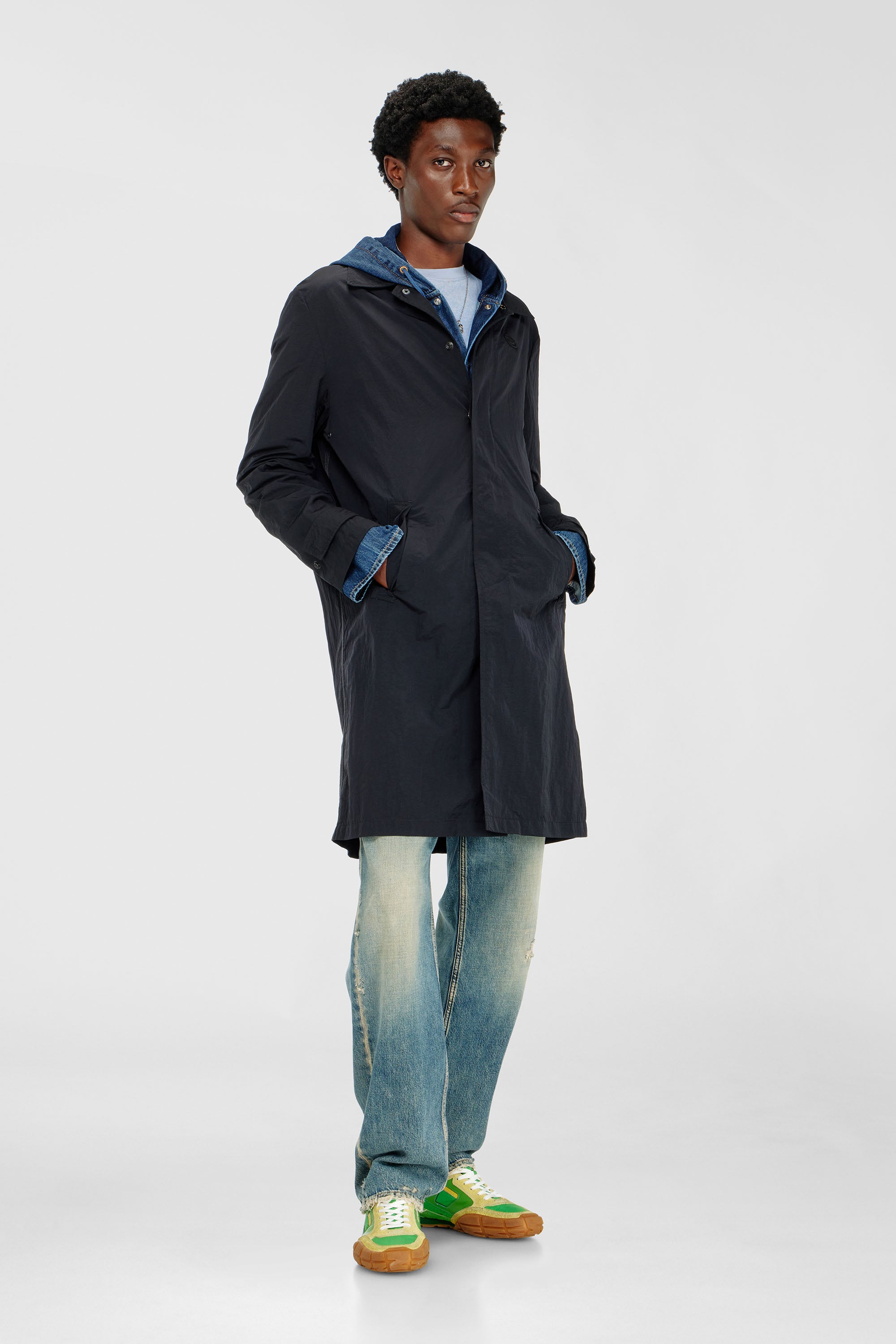 Diesel - J-BURHAT, Cappotto in nylon con finitura crinkle lucida Uomo in Nero - 2