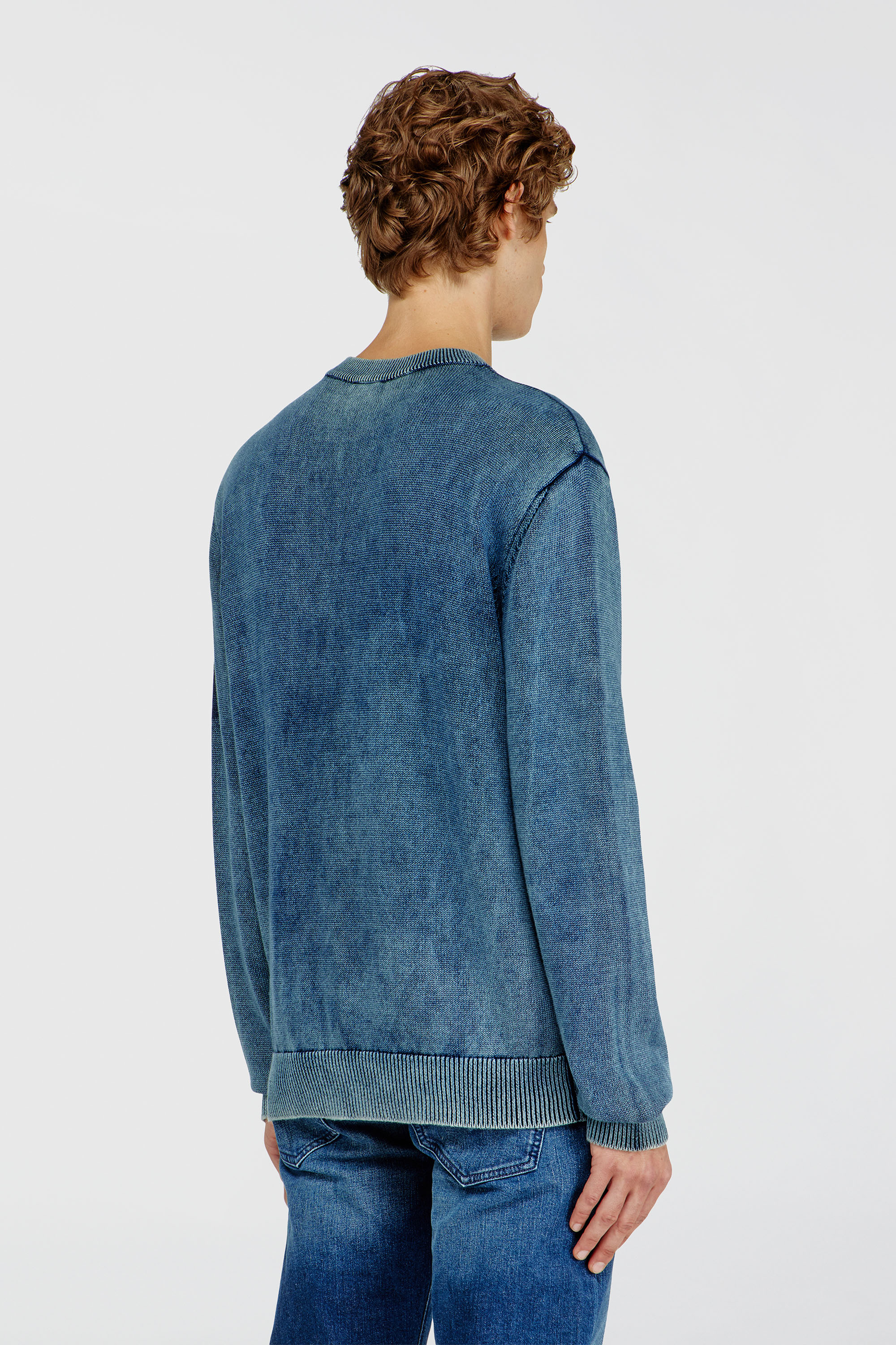 Diesel - K-PERNE, Maglione effetto denim con dettagli patch Uomo in Blu - 4