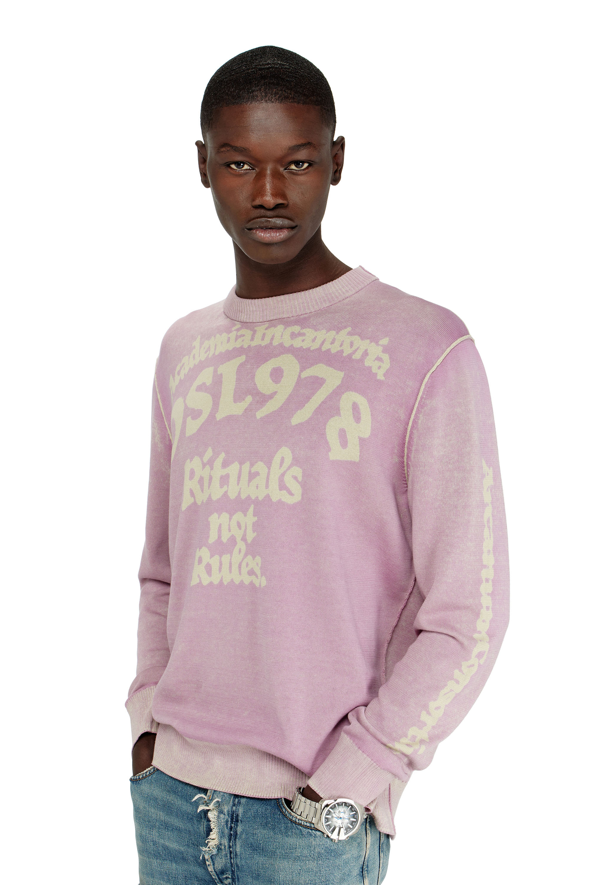 Diesel - K-LAUTI, Herren Pullover aus behandelter Baumwolle mit Slogan in Lila - 5
