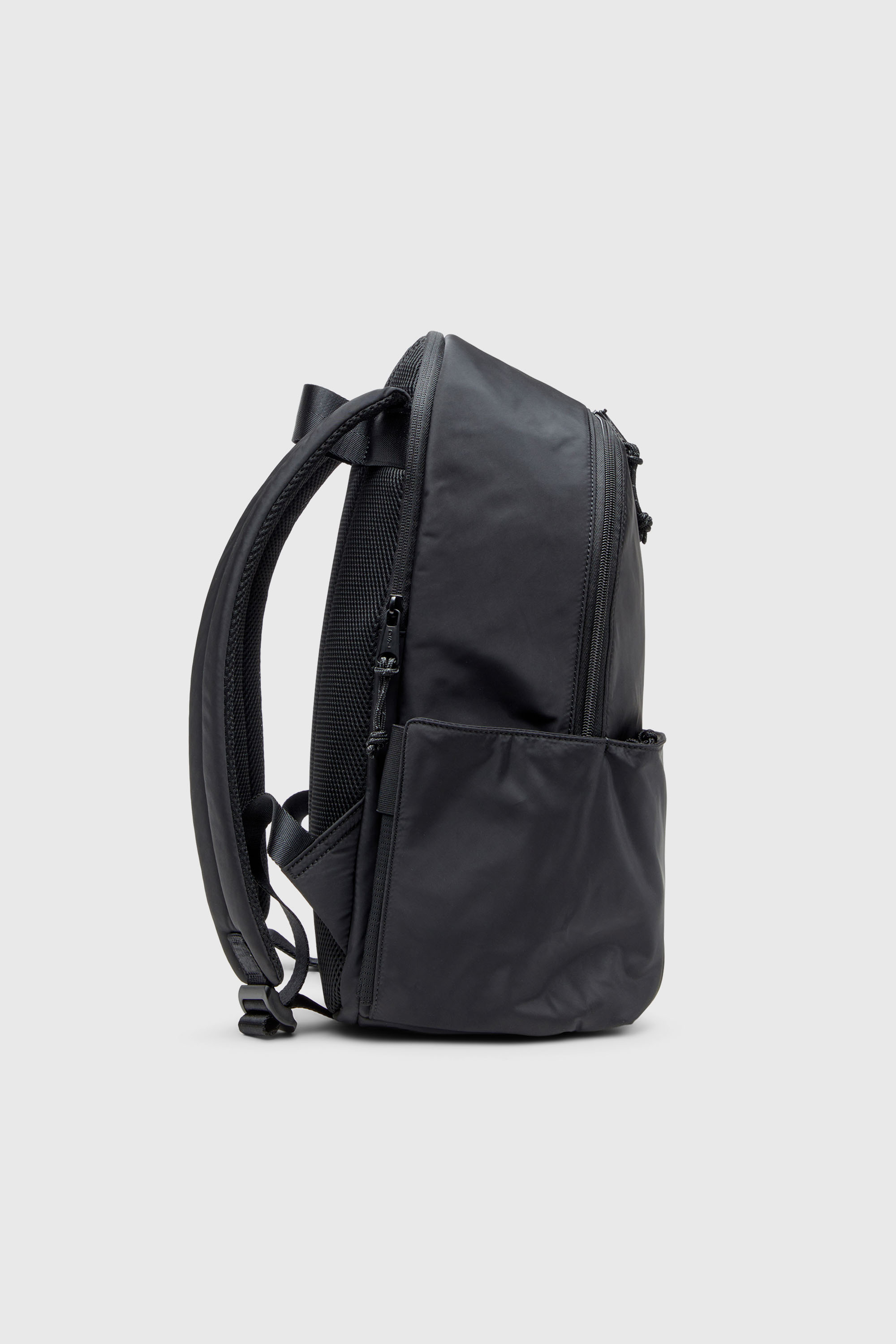 Diesel - D-PACK BACKPACK X, D-Pack-Sac &agrave; dos en tissu au toucher satin&eacute; Homme in Noir - 5