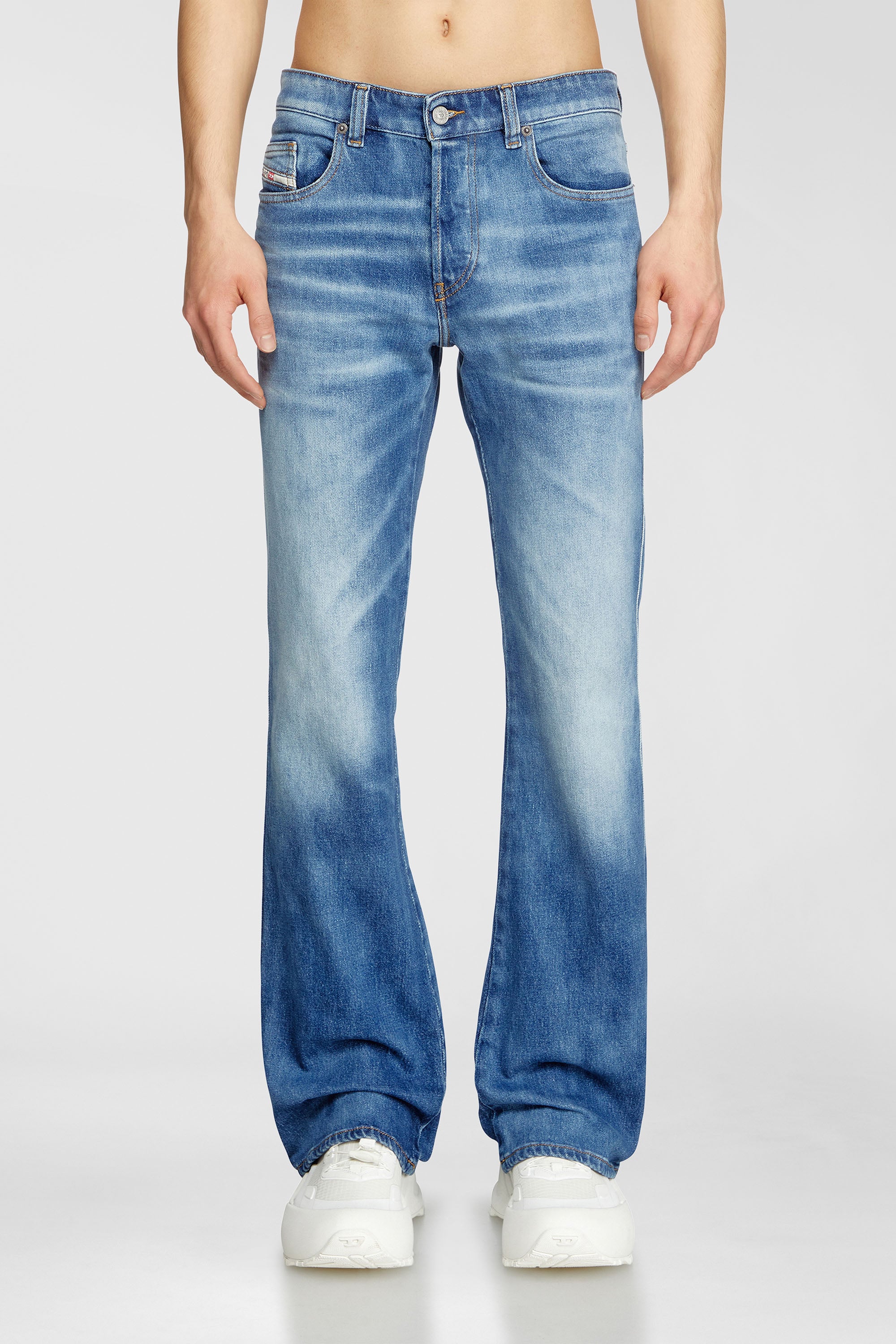 Diesel - Bootcut Jeans 1998 D-Buck 09L19 Homme, Bleu moyen - Image 1