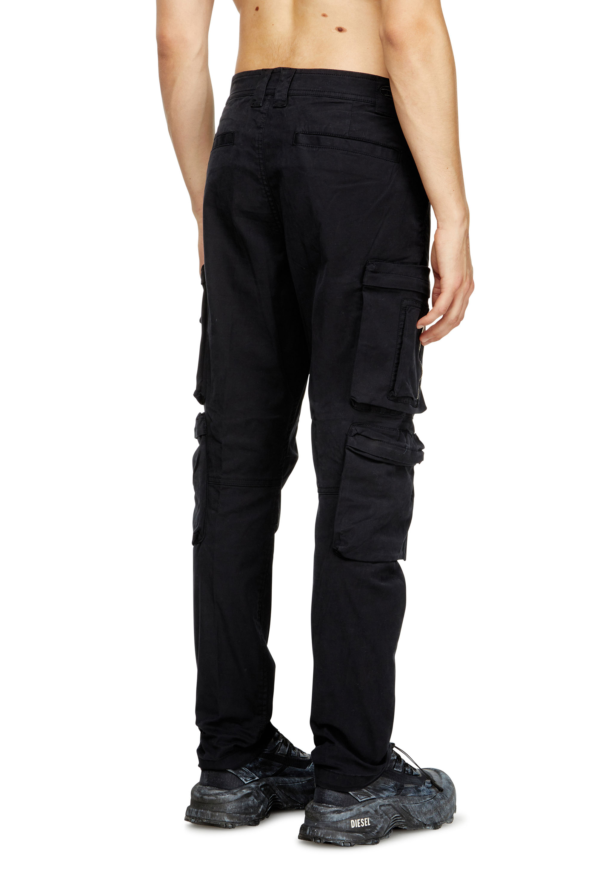 Diesel - P-ARLEM, Pantaloni cargo con tasca zip Uomo in Nero - 4