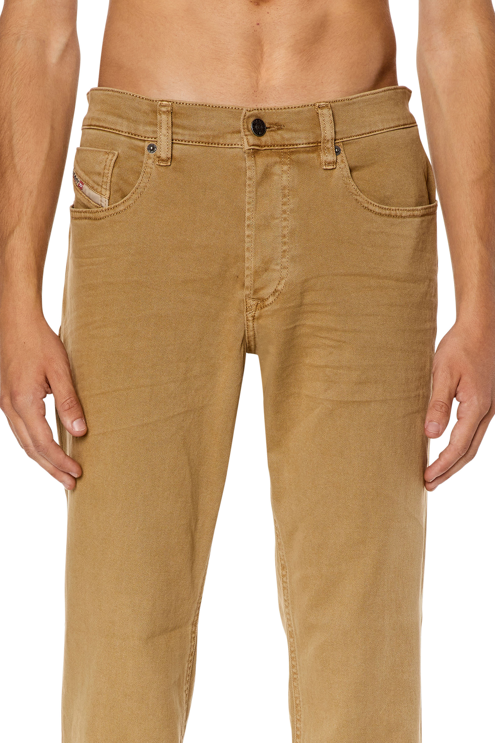 Diesel - 2023 D-Finitive 0QWTY Tapered Jeans, Hellbraun - Image 3