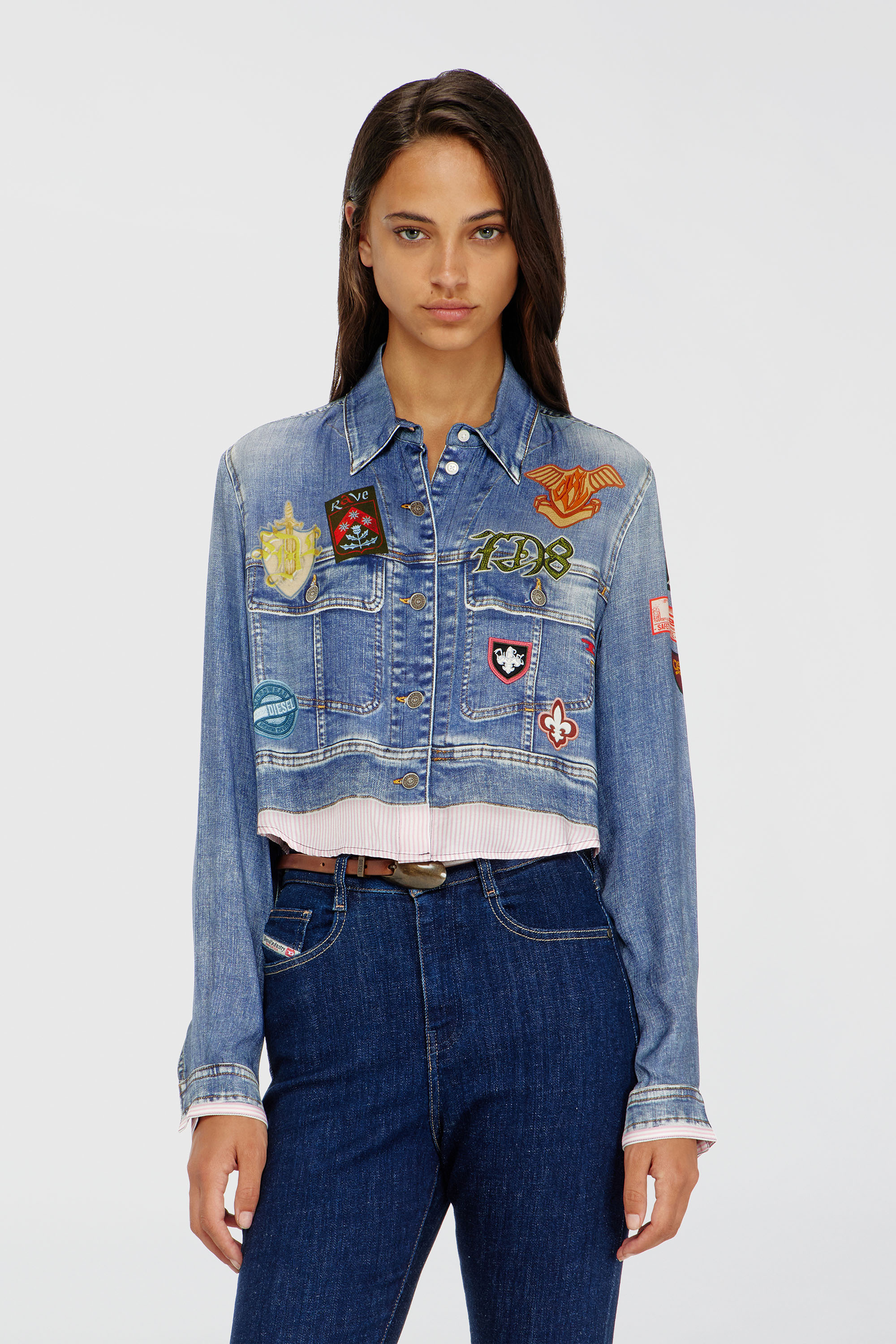 Diesel - C-LONE, Damen Cropped-Satinhemd mit trompe-l&rsquo;oeil-Denim-Print in Mittelblau - 3