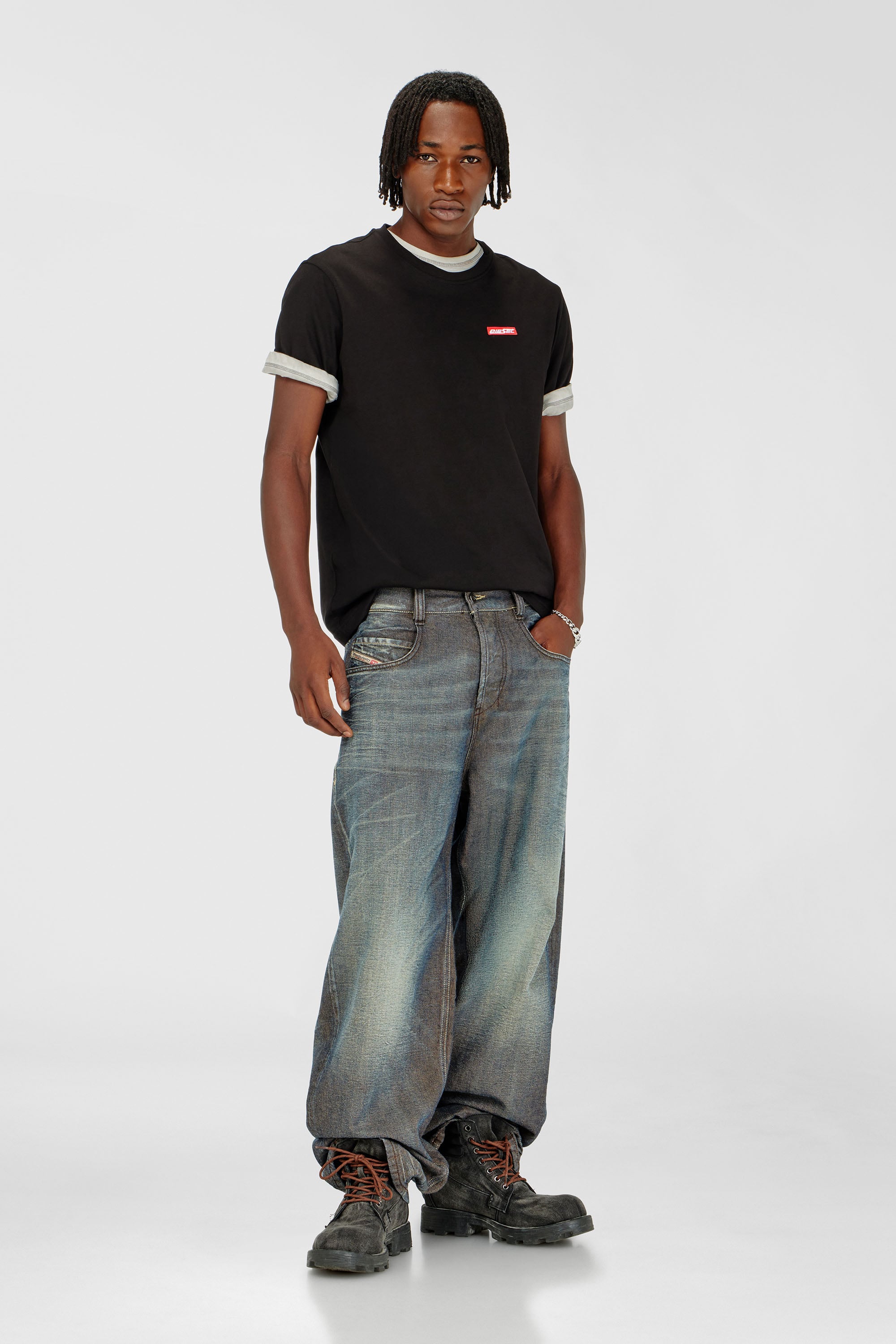 Diesel - T-ADJUST-AA12, T-shirt in cotone con patch logo Uomo in Nero - 2