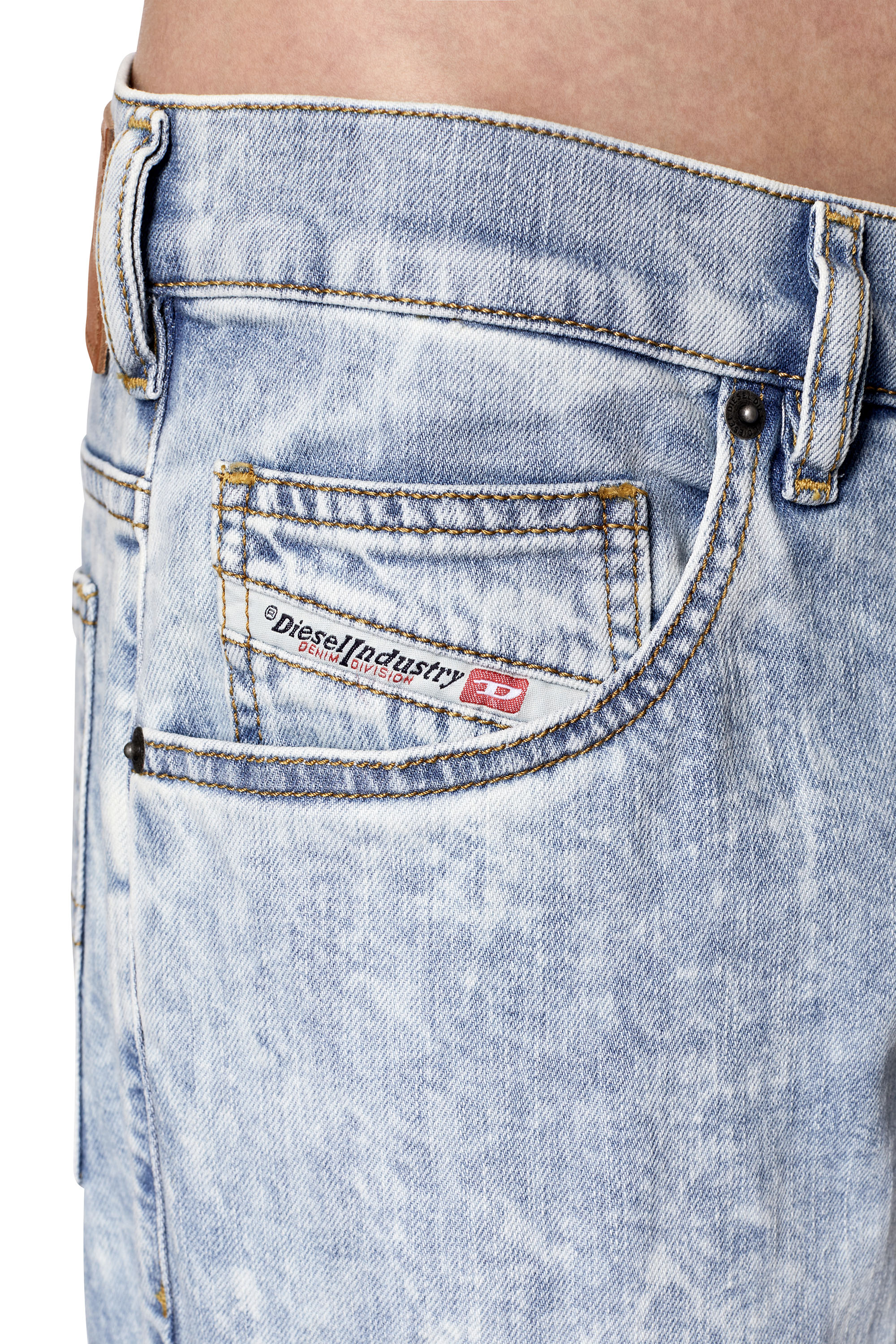 Diesel - D-Yennox 0GDAM Tapered Jeans, Blu Chiaro - Image 3