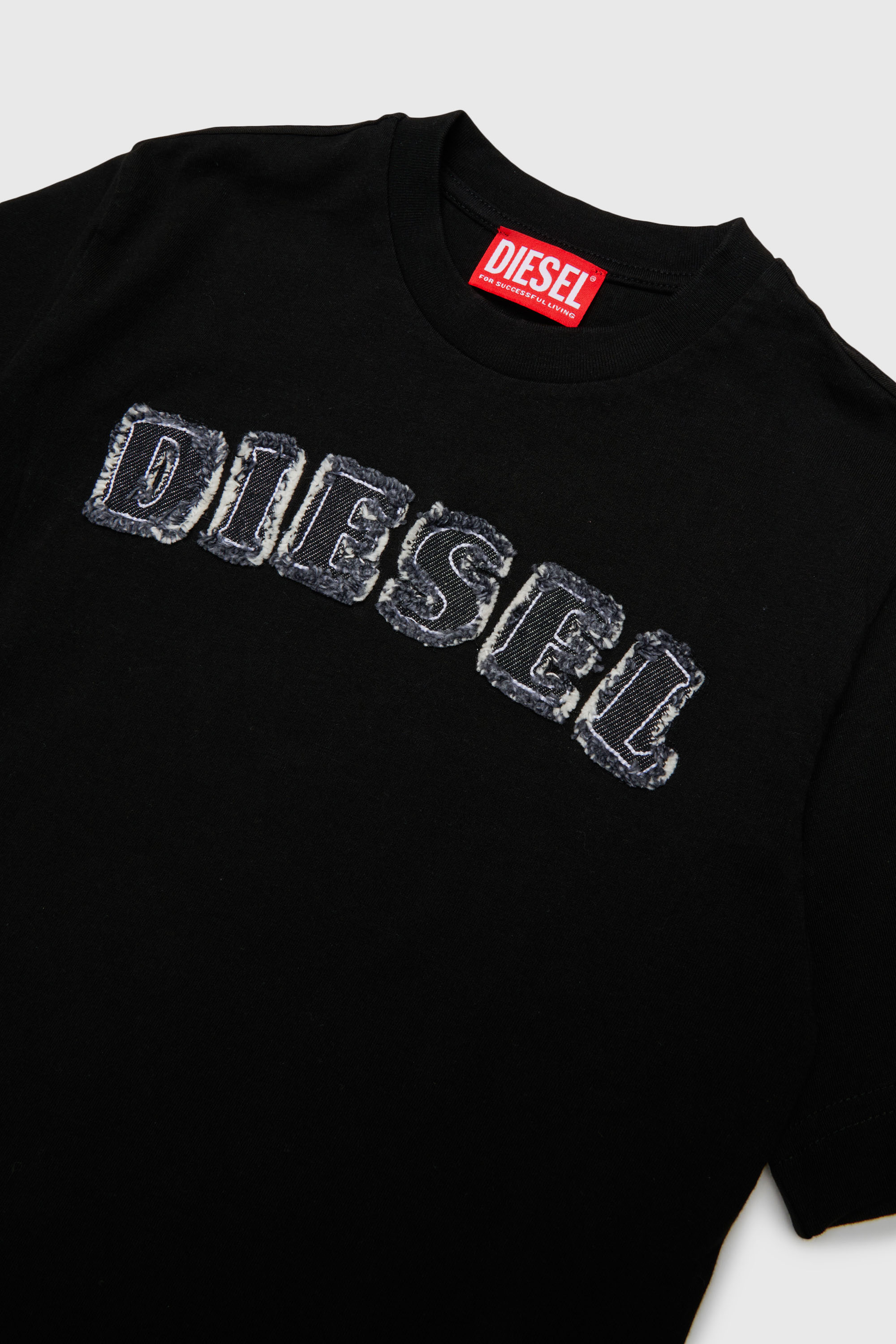 Diesel - TJEANS OVER, T-shirt in cotone con logo effetto sfrangiato Uomo in Nero - 3
