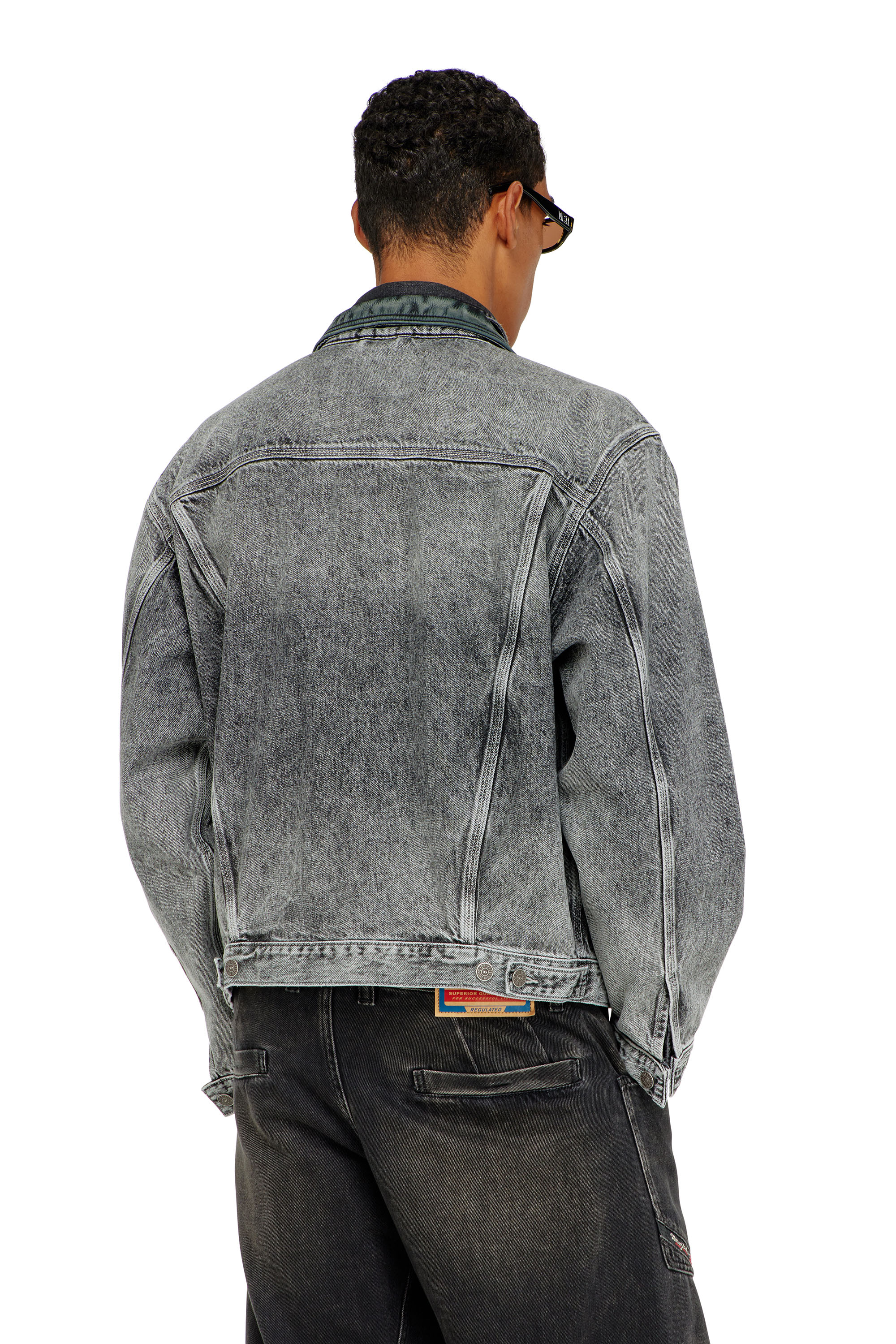 Diesel - D-DENVER-S, Veste en jean trucker avec garnitures en cuir ton sur ton Mixte in Gris - 4