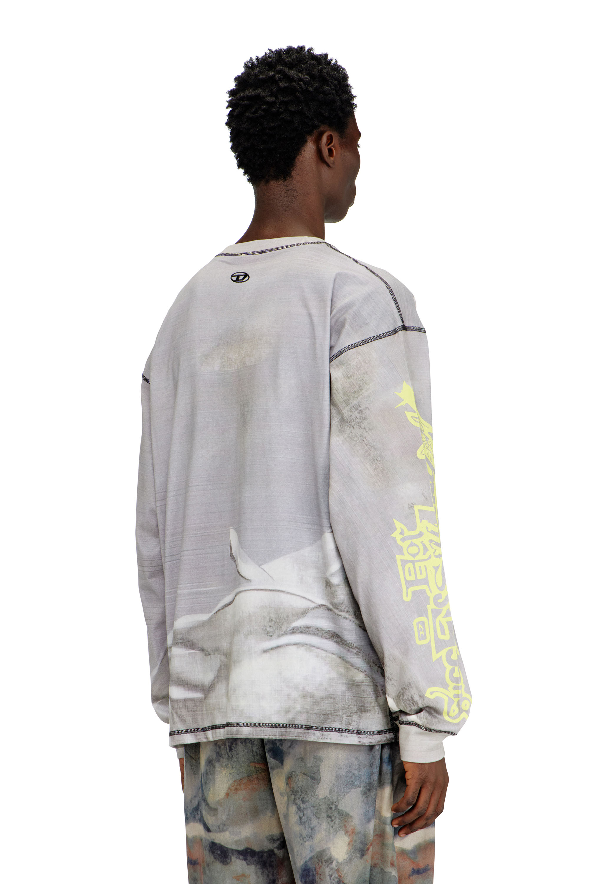 Diesel - T-BOXT-LS-V3, T-shirt a maniche lunghe con stampa all-over e applicazioni Uomo in Grigio - 4