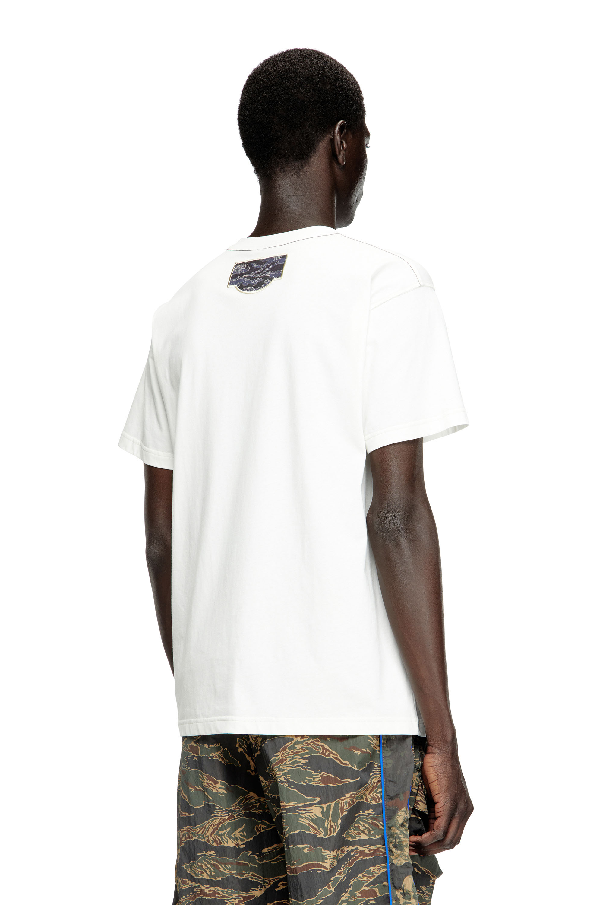 Diesel - T-NORM-T3, T-shirt avec empiècement à logo camouflage Homme in Blanc - 4
