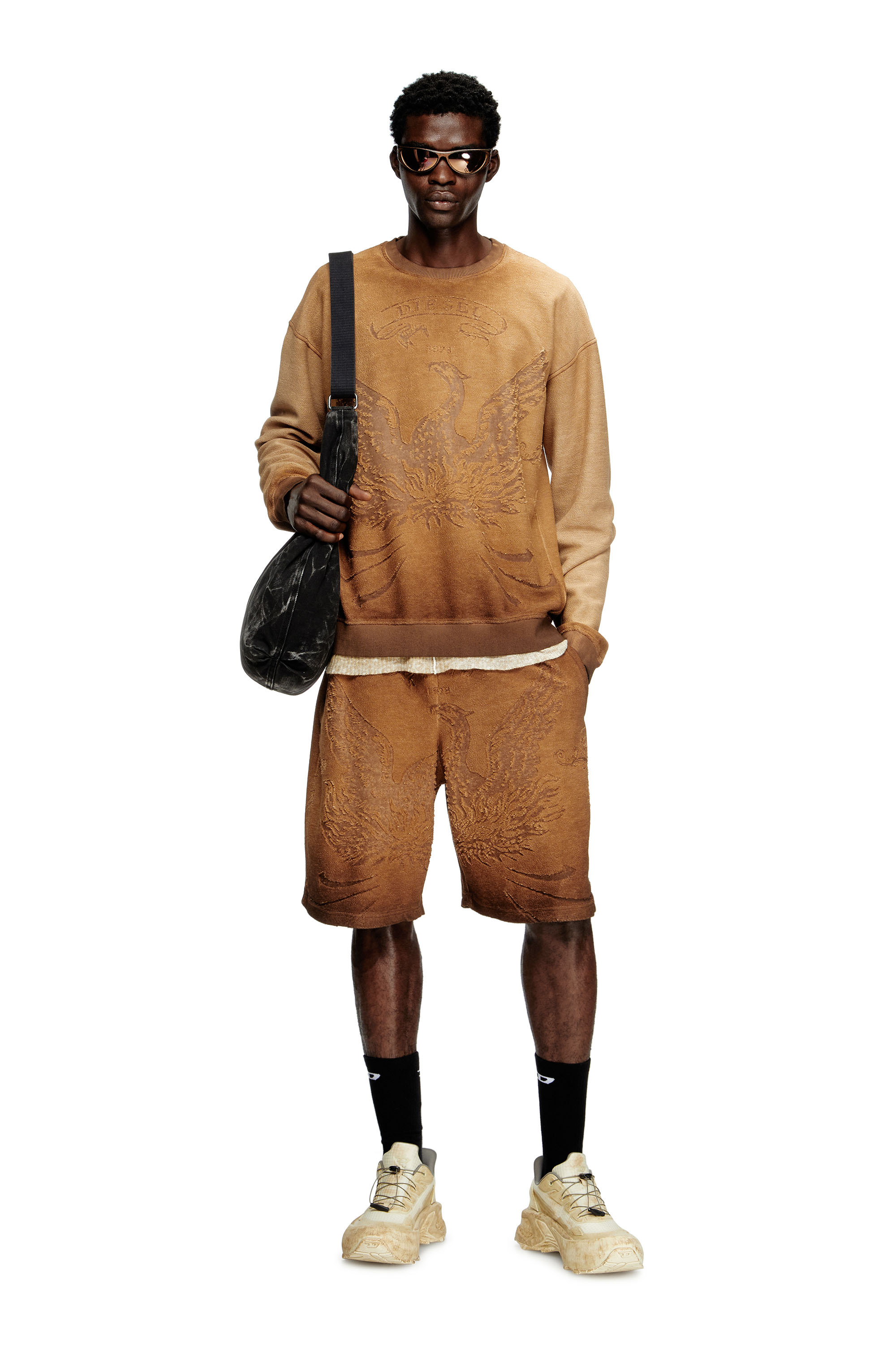 Diesel - P-CROWDE, Short de survêtement avec phénix dévoré Homme in Marron - 2